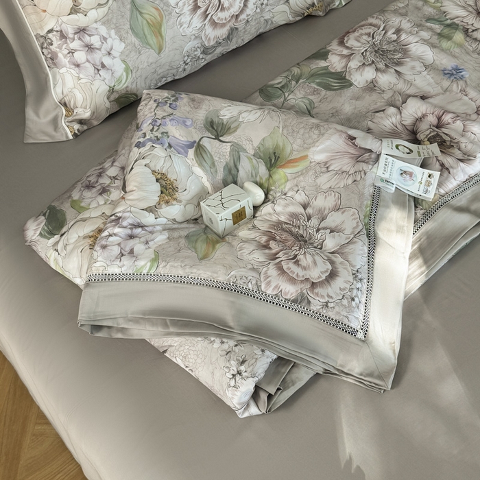 91家纺网 家纺一手货源 找家纺 娇逸家居 2026新款60s天丝数码印花夏被夏凉被空调被四件套 浮漫-灰