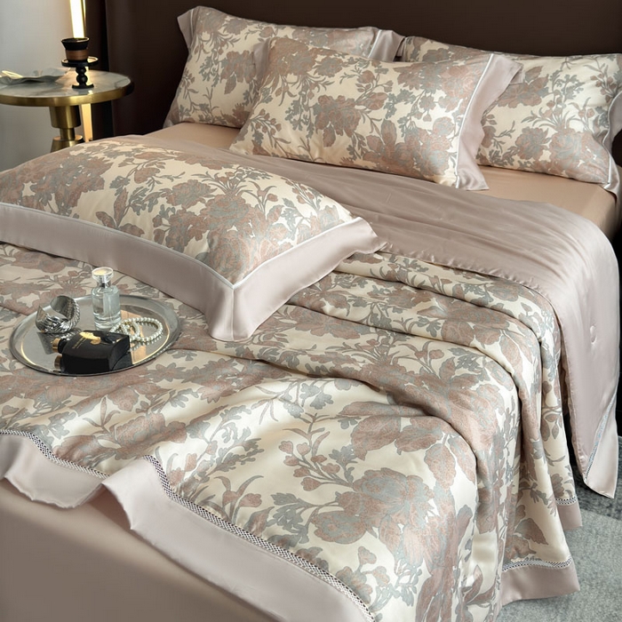 91家纺网 家纺一手货源 找家纺 娇逸家居 2026新款60s天丝数码印花夏被夏凉被空调被四件套 龄茵