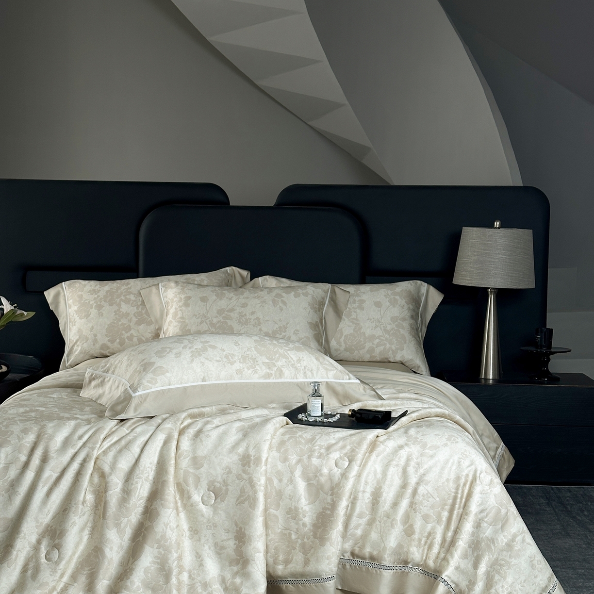 91家纺网 家纺一手货源 找家纺 娇逸家居 2026新款60s天丝数码印花夏被夏凉被空调被四件套 骆雪