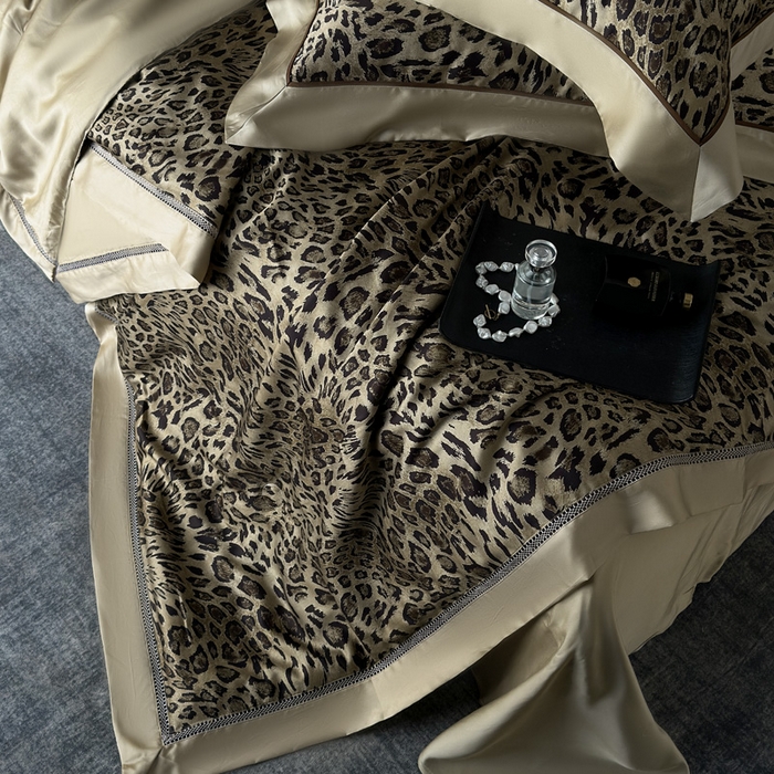 91家纺网 家纺一手货源 找家纺 娇逸家居 2026新款60s天丝数码印花夏被夏凉被空调被四件套 野趣-咖