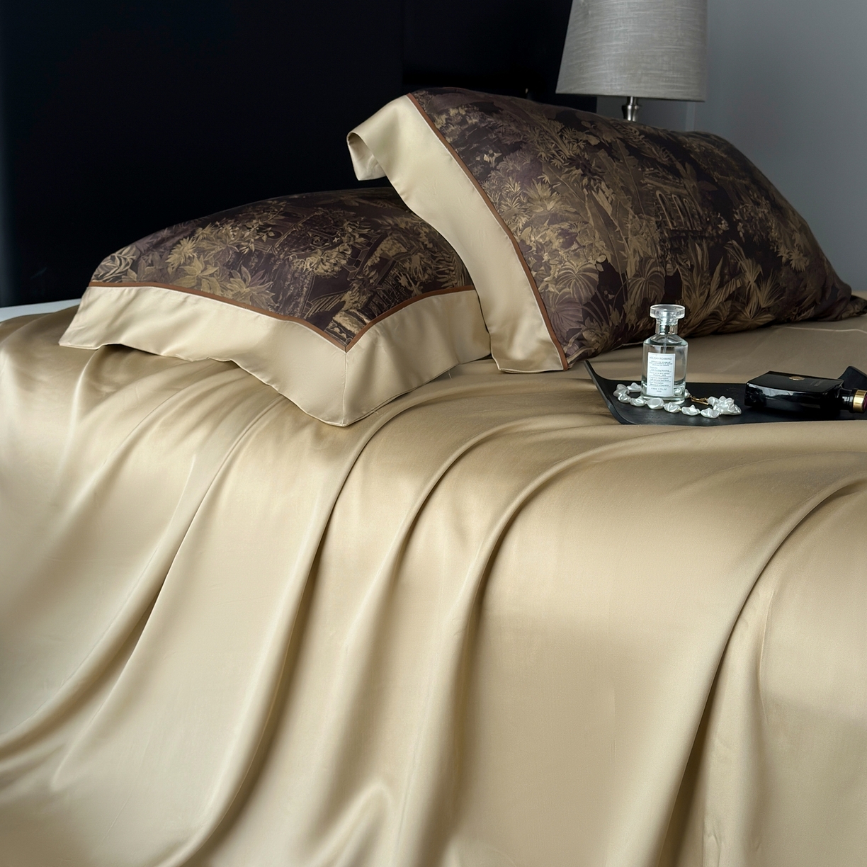 91家纺网 家纺一手货源 找家纺 娇逸家居 2026新款60s天丝数码印花夏被夏凉被空调被四件套 夜阑