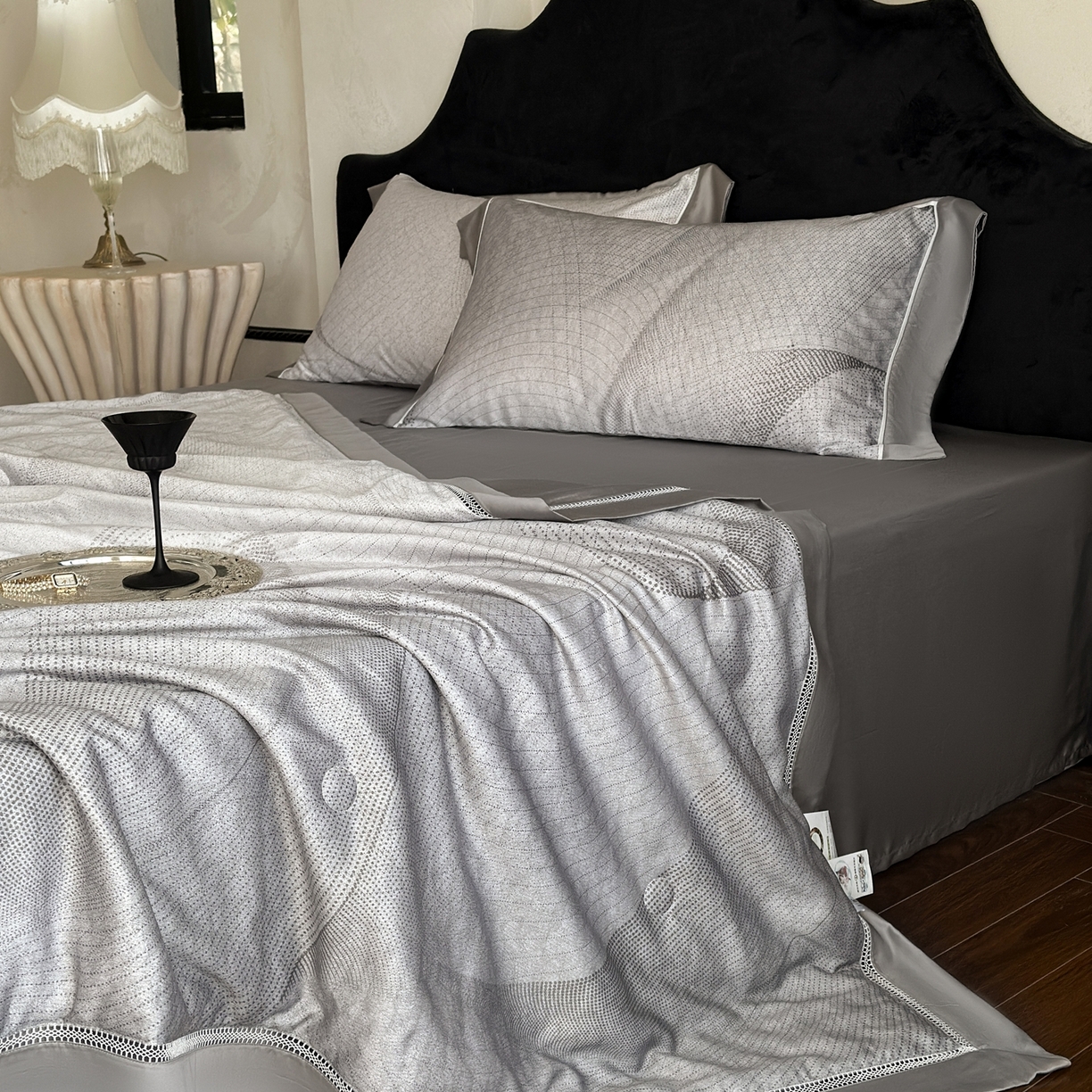 91家纺网 家纺一手货源 找家纺 娇逸家居 2026新款60s天丝数码印花夏被夏凉被空调被四件套 幻影