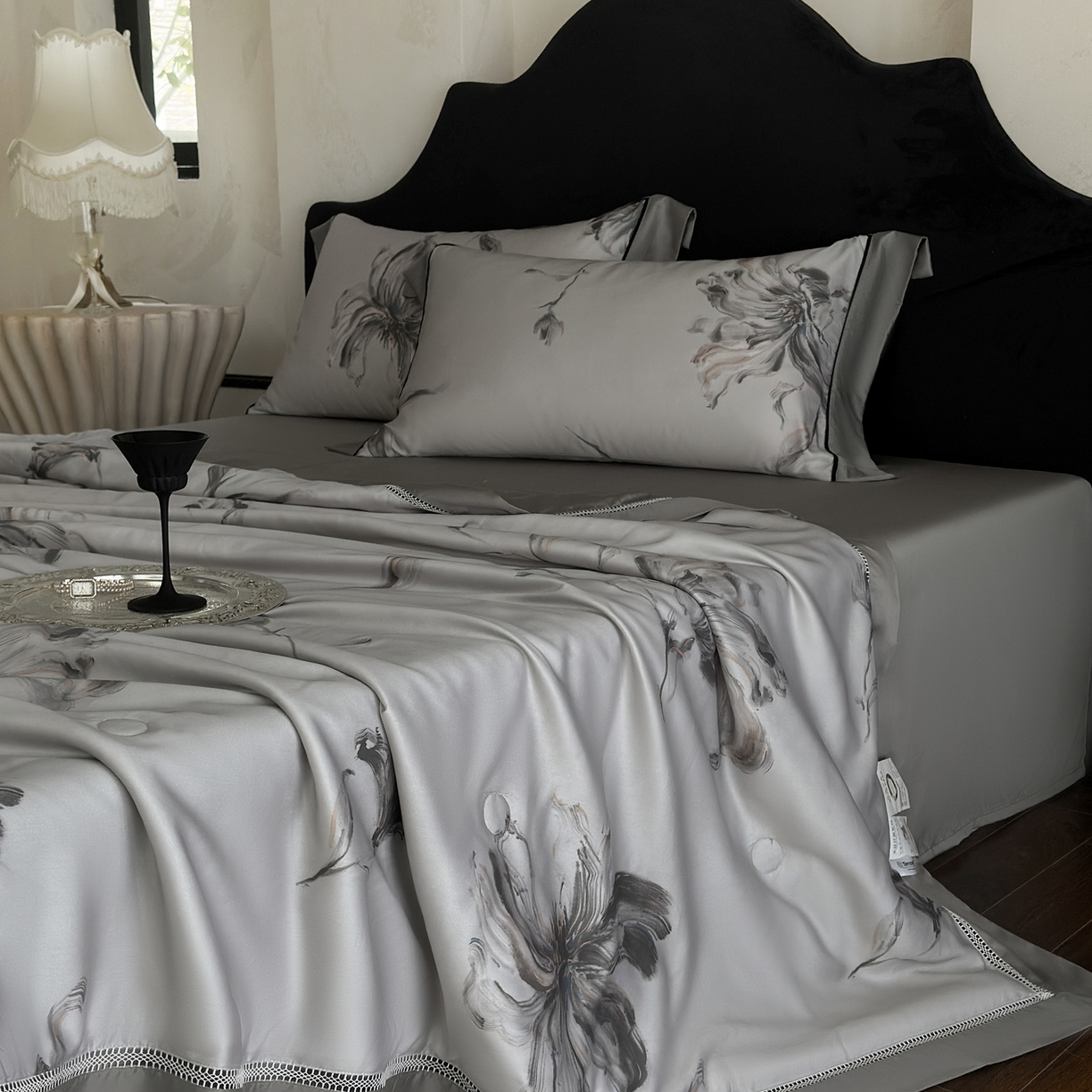 91家纺网 家纺一手货源 找家纺 娇逸家居 2026新款60s天丝数码印花夏被夏凉被空调被四件套 疏影