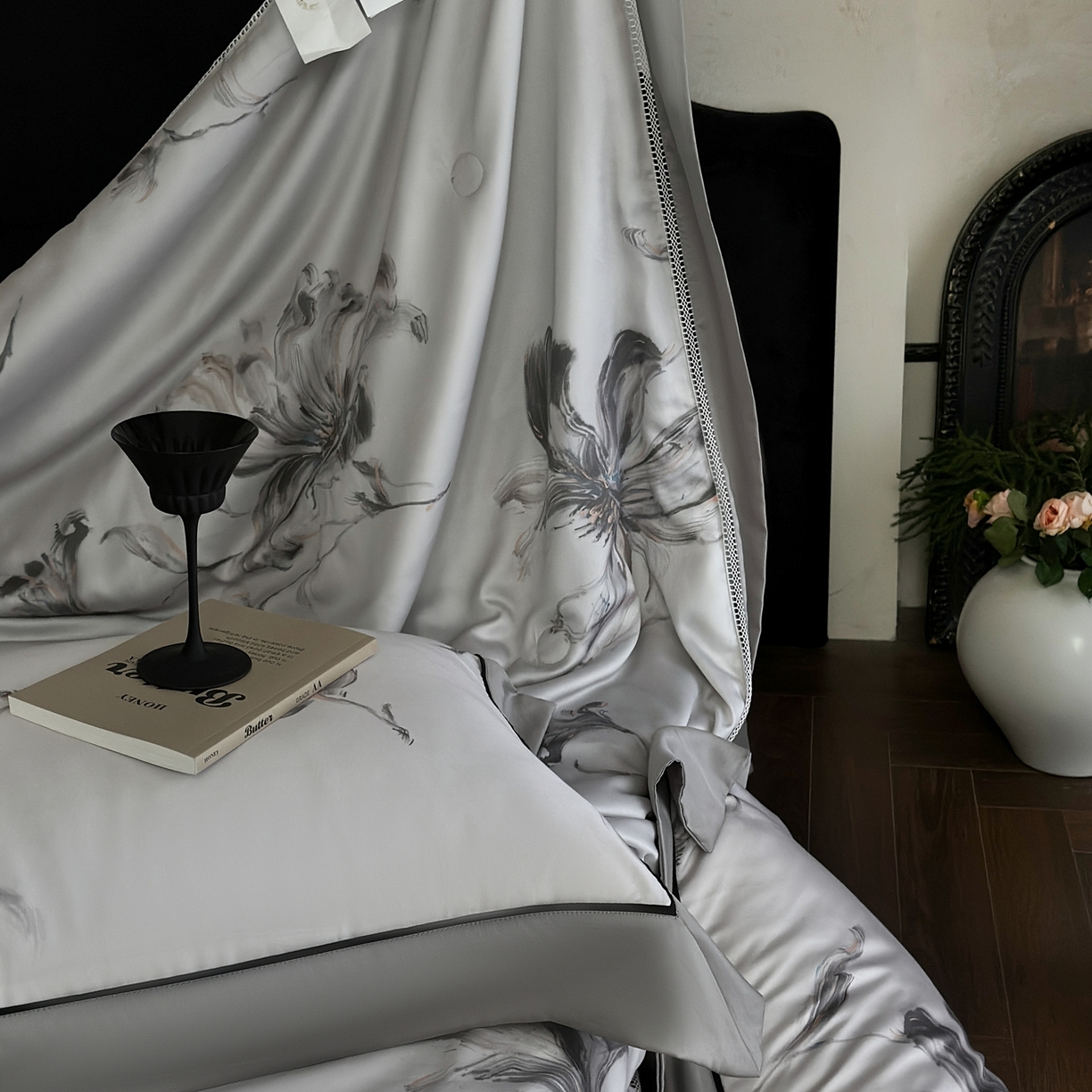 91家纺网 家纺一手货源 找家纺 娇逸家居 2026新款60s天丝数码印花夏被夏凉被空调被四件套 疏影