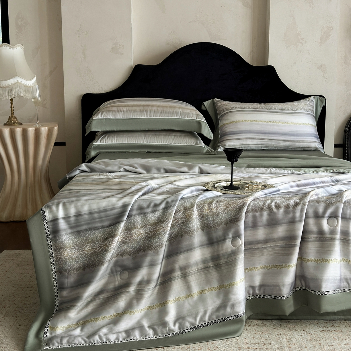 91家纺网 家纺一手货源 找家纺 娇逸家居 2026新款60s天丝数码印花夏被夏凉被空调被四件套 汀简