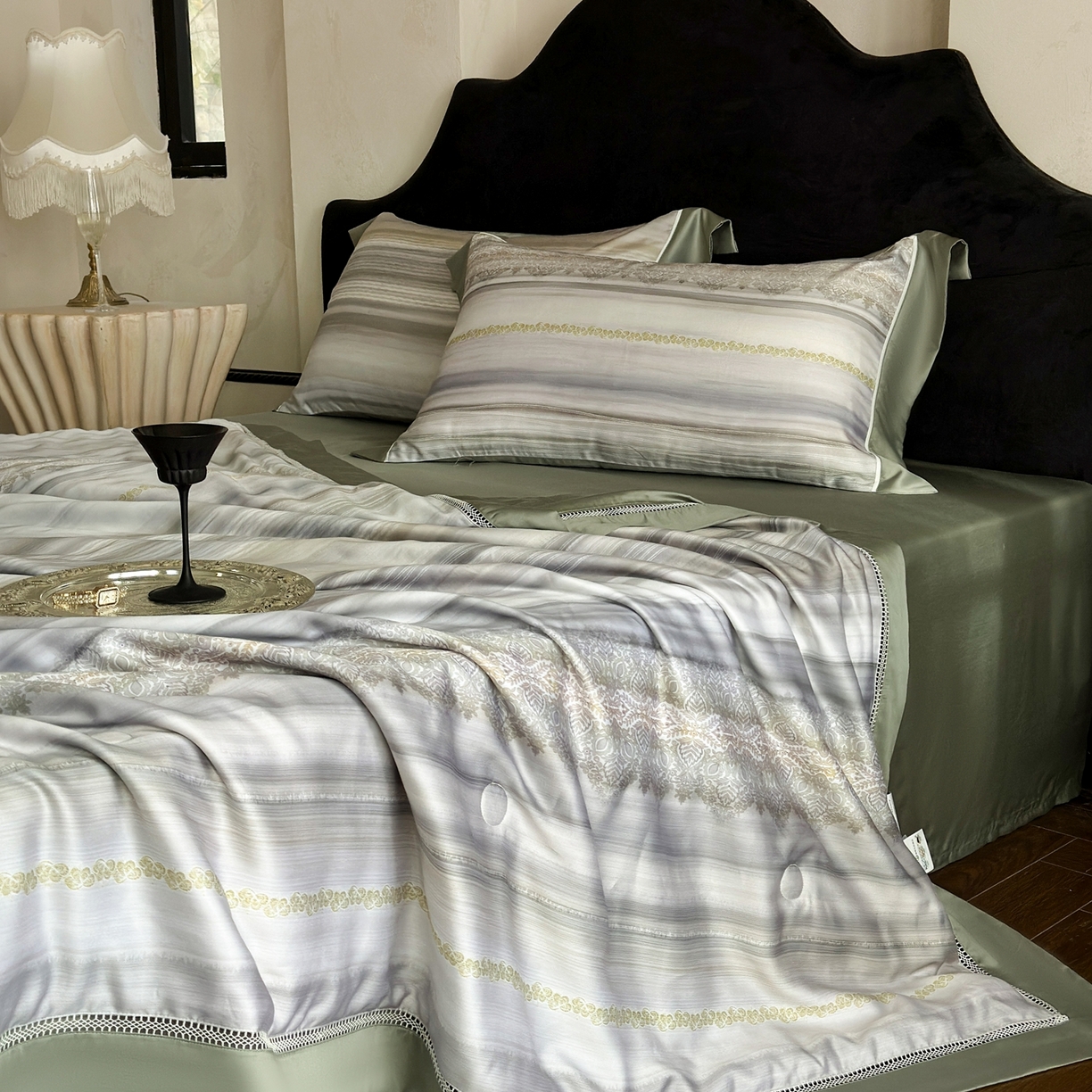 91家纺网 家纺一手货源 找家纺 娇逸家居 2026新款60s天丝数码印花夏被夏凉被空调被四件套 汀简