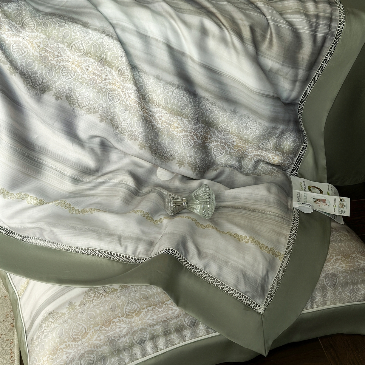 91家纺网 家纺一手货源 找家纺 娇逸家居 2026新款60s天丝数码印花夏被夏凉被空调被四件套 汀简