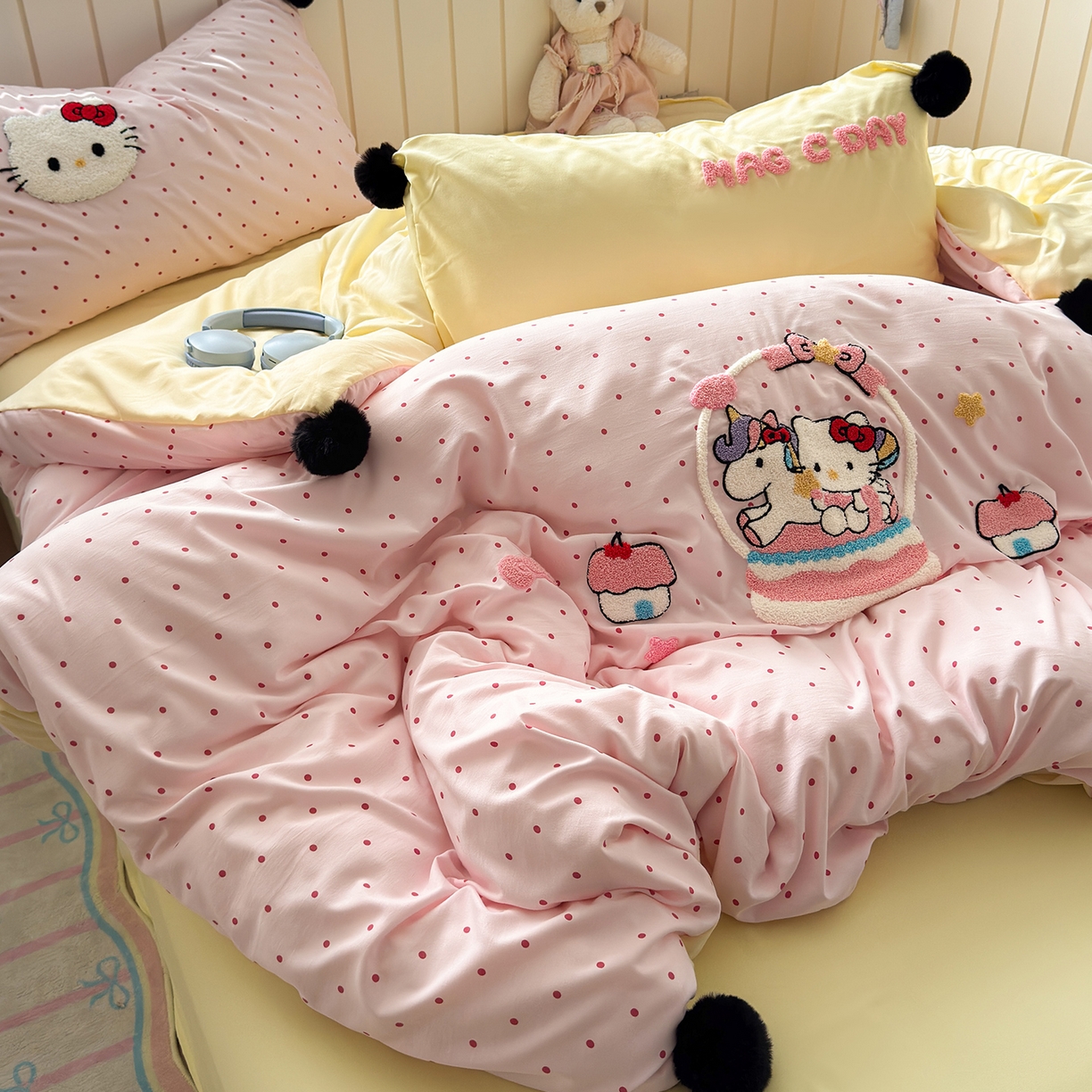 91家纺网 家纺一手货源 找家纺 优选 2026新款小红书热款毛球混搭风毛巾绣床上用品四件套韩版学生三件套 幸运加马-粉黄