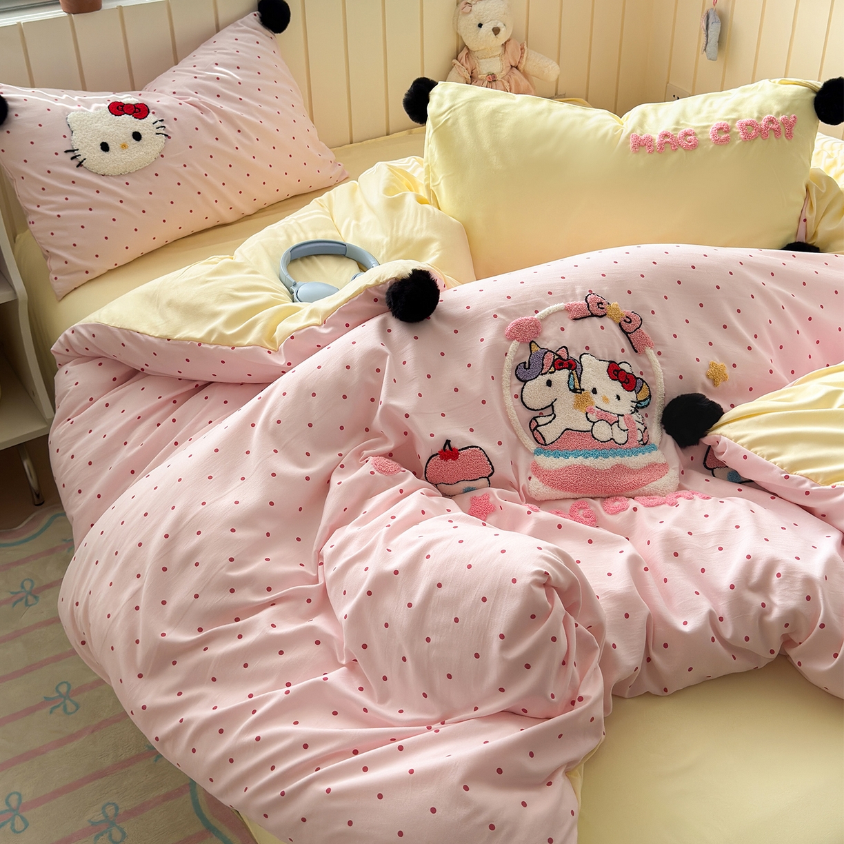 91家纺网 家纺一手货源 找家纺 优选 2026新款小红书热款毛球混搭风毛巾绣床上用品四件套韩版学生三件套 幸运加马-粉黄