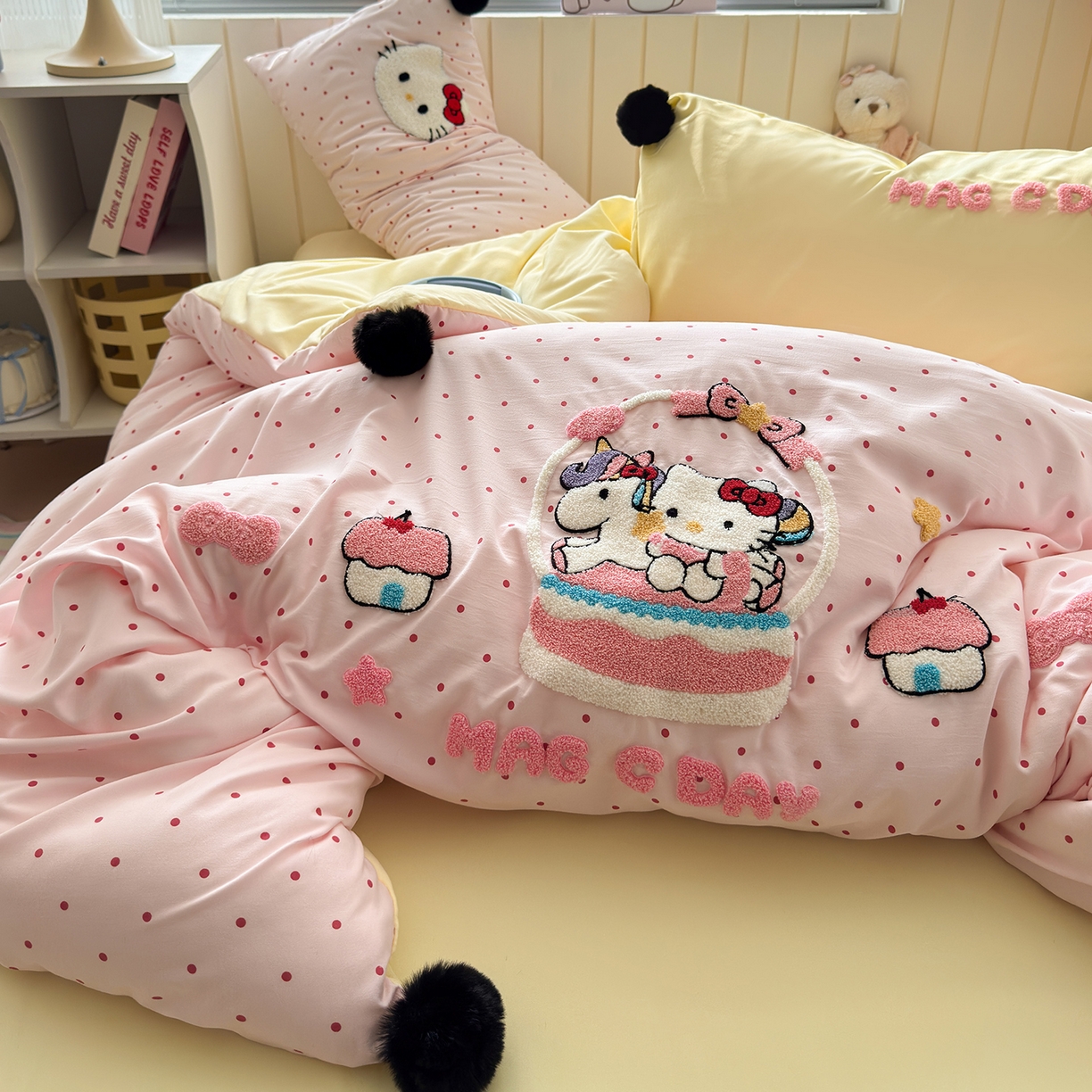 91家纺网 家纺一手货源 找家纺 优选 2026新款小红书热款毛球混搭风毛巾绣床上用品四件套韩版学生三件套 幸运加马-粉黄