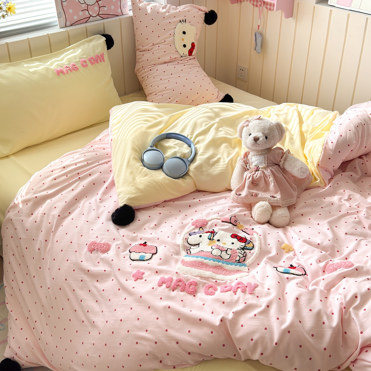 91家纺网 家纺一手货源 找家纺 优选 2026新款小红书热款毛球混搭风毛巾绣床上用品四件套韩版学生三件套 幸运加马-粉黄