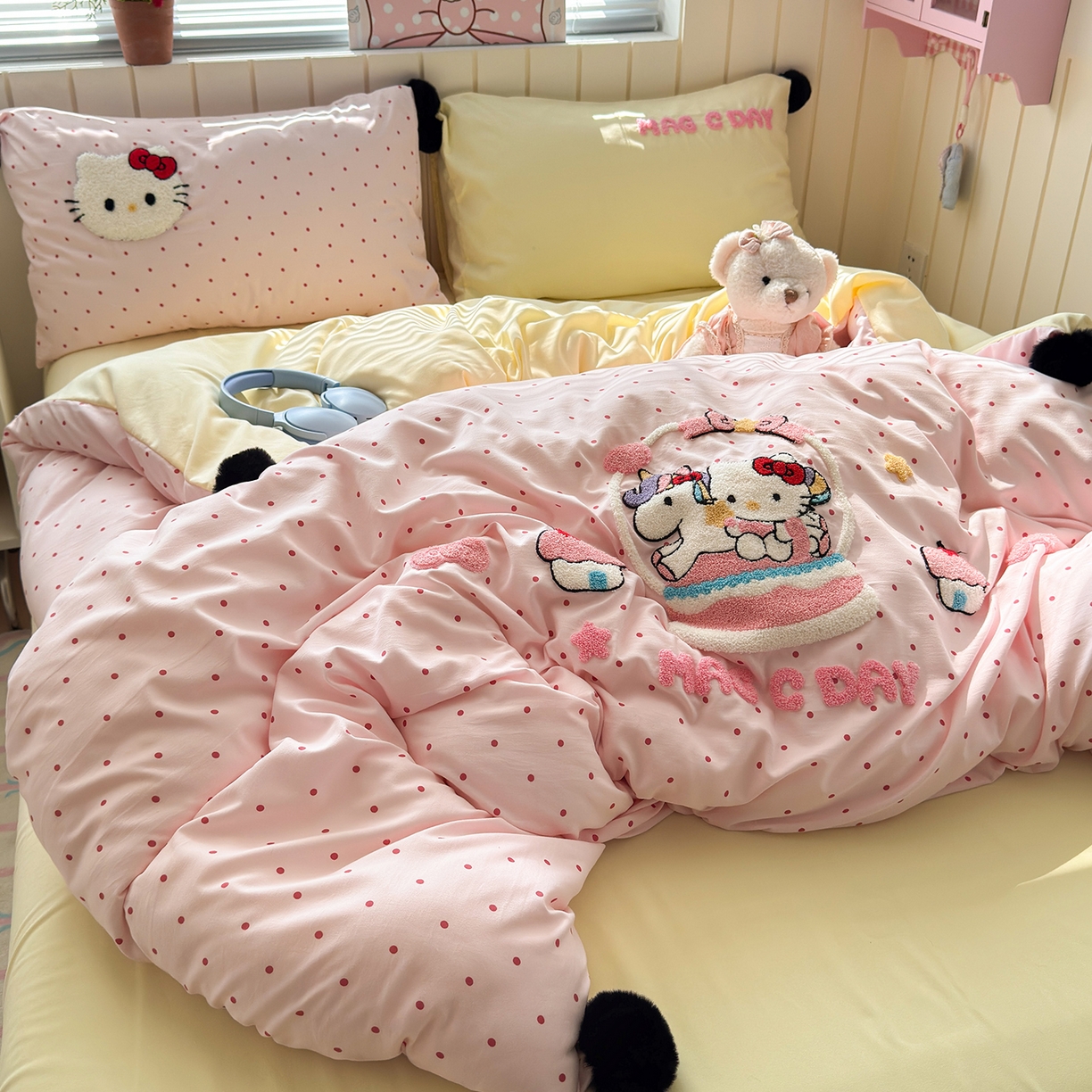 91家纺网 家纺一手货源 找家纺 优选 2026新款小红书热款毛球混搭风毛巾绣床上用品四件套韩版学生三件套 幸运加马-粉黄