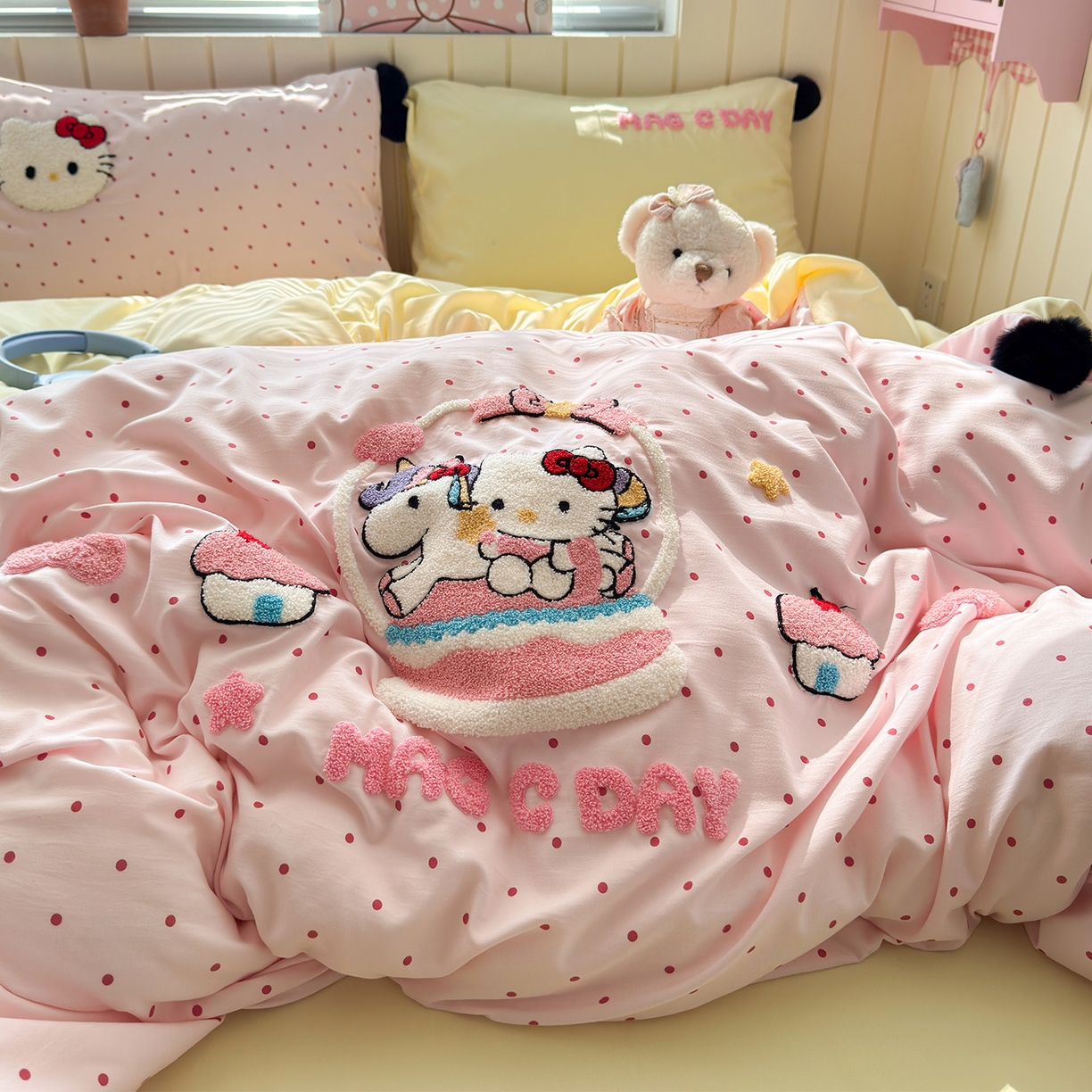 91家纺网 家纺一手货源 找家纺 优选 2026新款小红书热款毛球混搭风毛巾绣床上用品四件套韩版学生三件套 幸运加马-粉黄