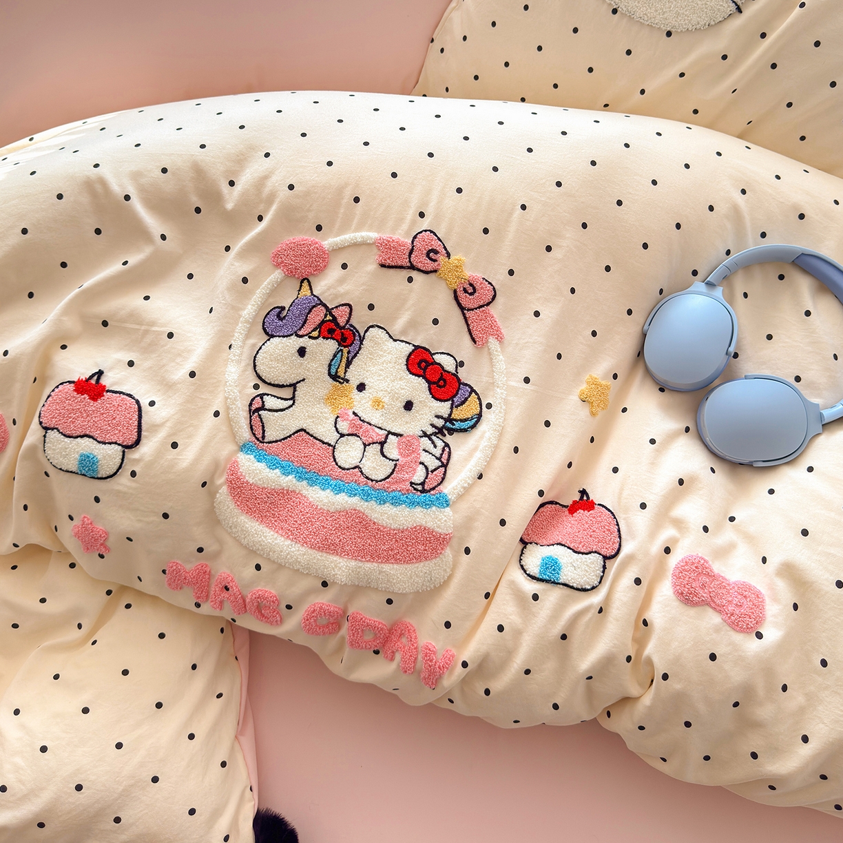 91家纺网 家纺一手货源 找家纺 优选 2026新款小红书热款毛球混搭风毛巾绣床上用品四件套韩版学生三件套 幸运加马-米粉