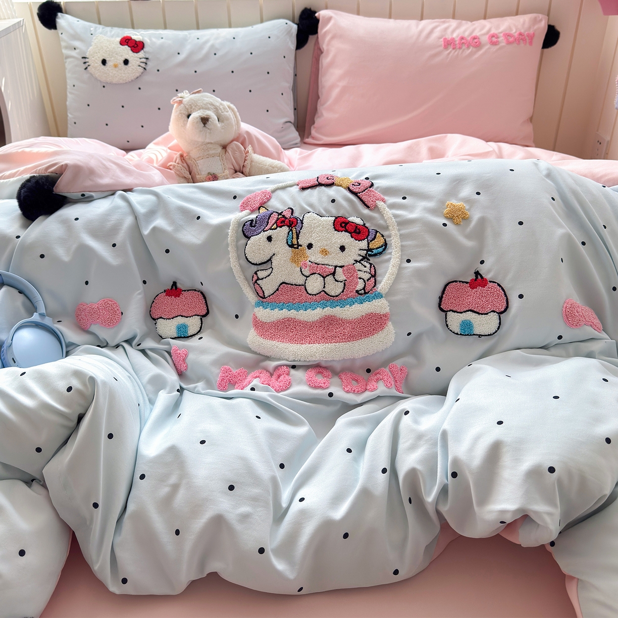 91家纺网 家纺一手货源 找家纺 优选 2026新款小红书热款毛球混搭风毛巾绣床上用品四件套韩版学生三件套 幸运加马-紫粉