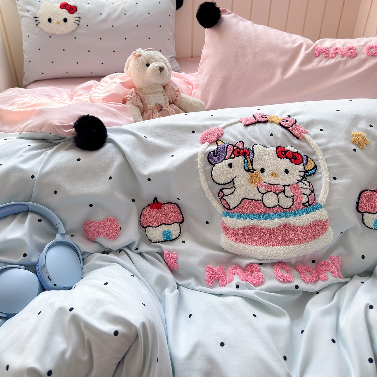 91家纺网 家纺一手货源 找家纺 优选 2026新款小红书热款毛球混搭风毛巾绣床上用品四件套韩版学生三件套 幸运加马-紫粉