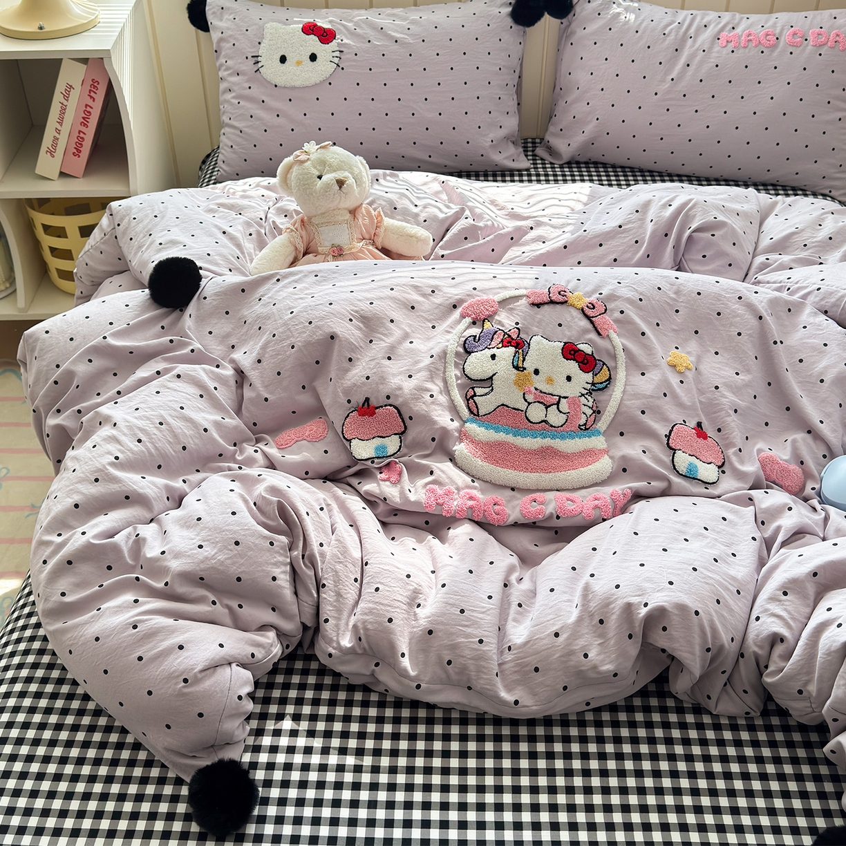 91家纺网 家纺一手货源 找家纺 优选 2026新款小红书热款毛球混搭风毛巾绣床上用品四件套韩版学生三件套 幸运加马-紫格