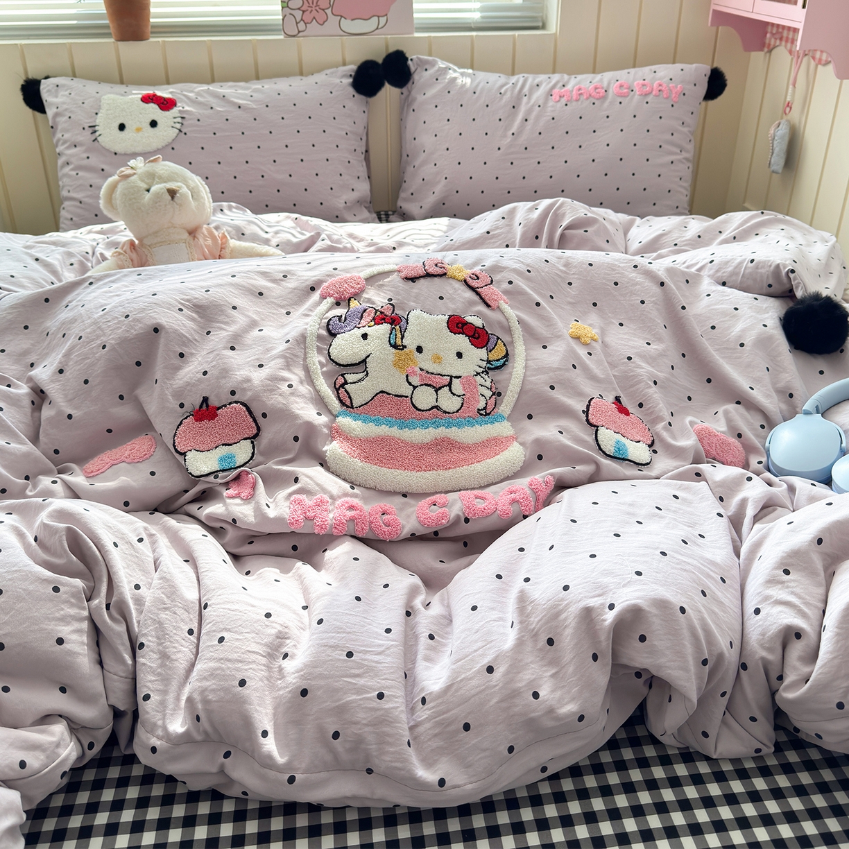 91家纺网 家纺一手货源 找家纺 优选 2026新款小红书热款毛球混搭风毛巾绣床上用品四件套韩版学生三件套 幸运加马-紫格