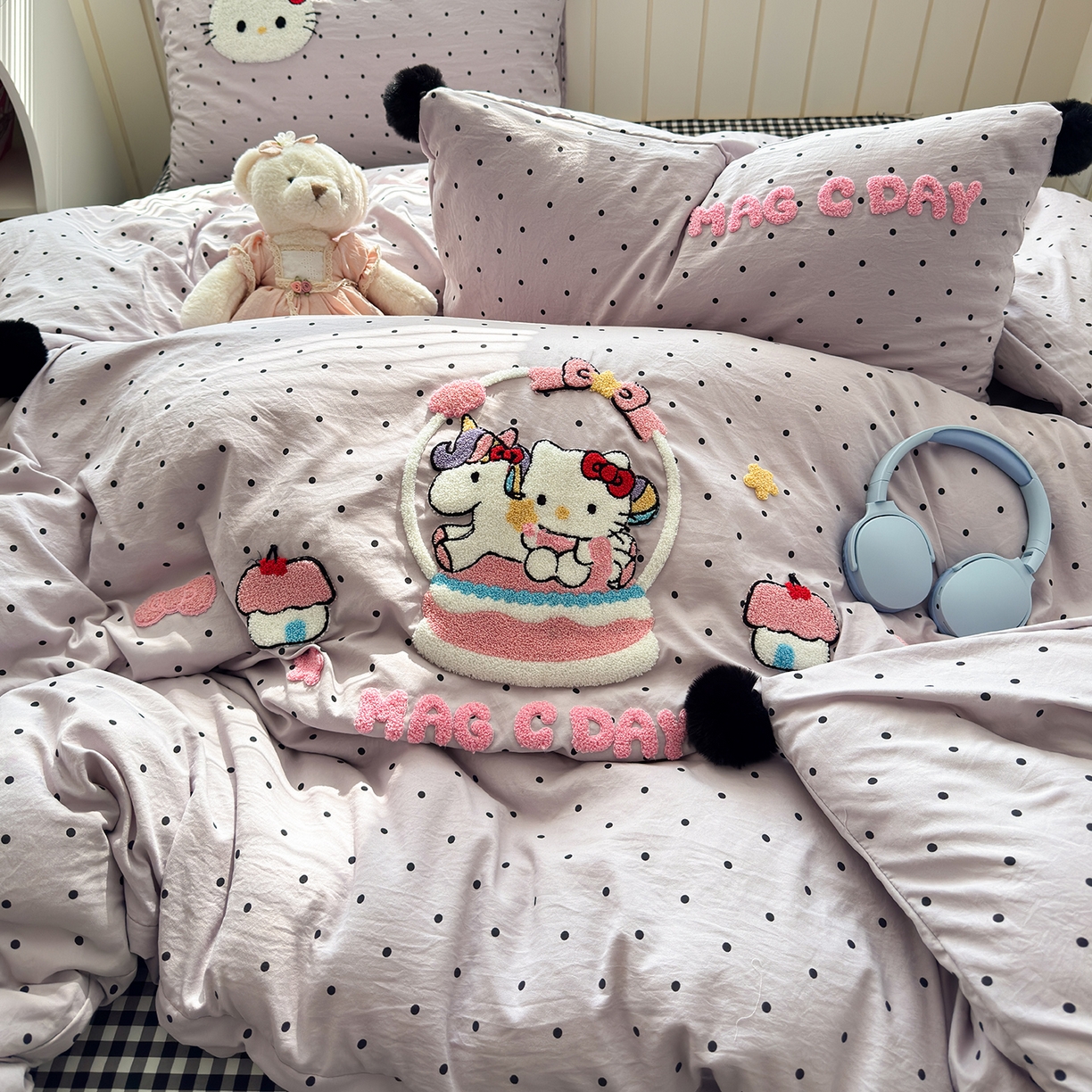 91家纺网 家纺一手货源 找家纺 优选 2026新款小红书热款毛球混搭风毛巾绣床上用品四件套韩版学生三件套 幸运加马-紫格