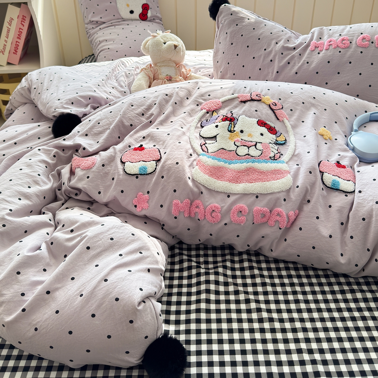 91家纺网 家纺一手货源 找家纺 优选 2026新款小红书热款毛球混搭风毛巾绣床上用品四件套韩版学生三件套 幸运加马-紫格