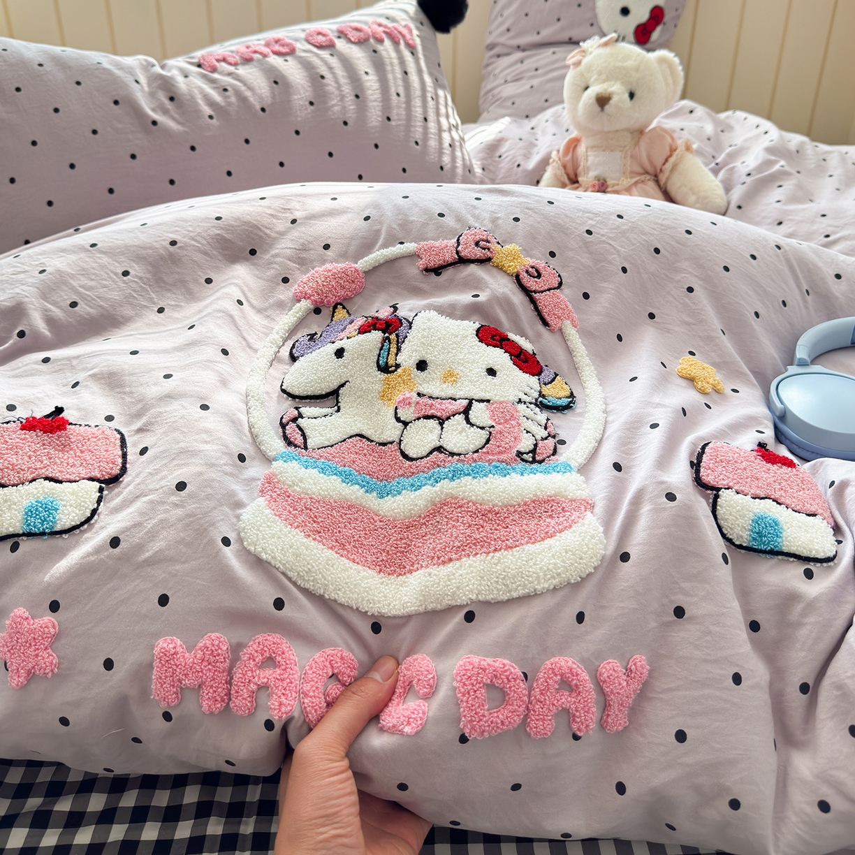 91家纺网 家纺一手货源 找家纺 优选 2026新款小红书热款毛球混搭风毛巾绣床上用品四件套韩版学生三件套 幸运加马-紫格