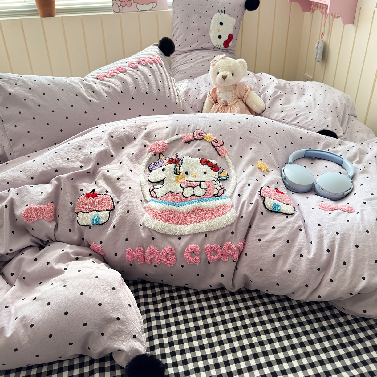 91家纺网 家纺一手货源 找家纺 优选 2026新款小红书热款毛球混搭风毛巾绣床上用品四件套韩版学生三件套 幸运加马-紫格