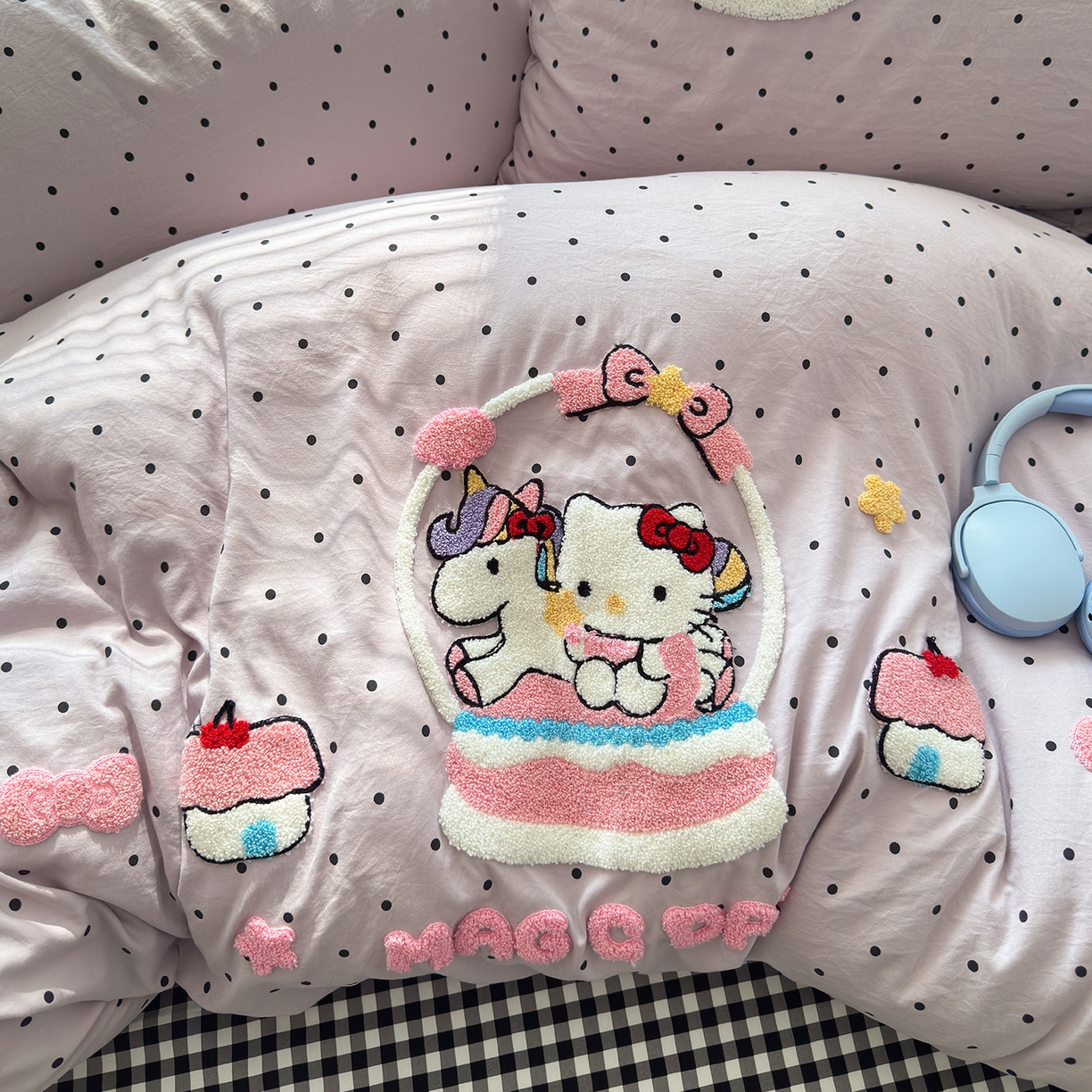 91家纺网 家纺一手货源 找家纺 优选 2026新款小红书热款毛球混搭风毛巾绣床上用品四件套韩版学生三件套 幸运加马-紫格