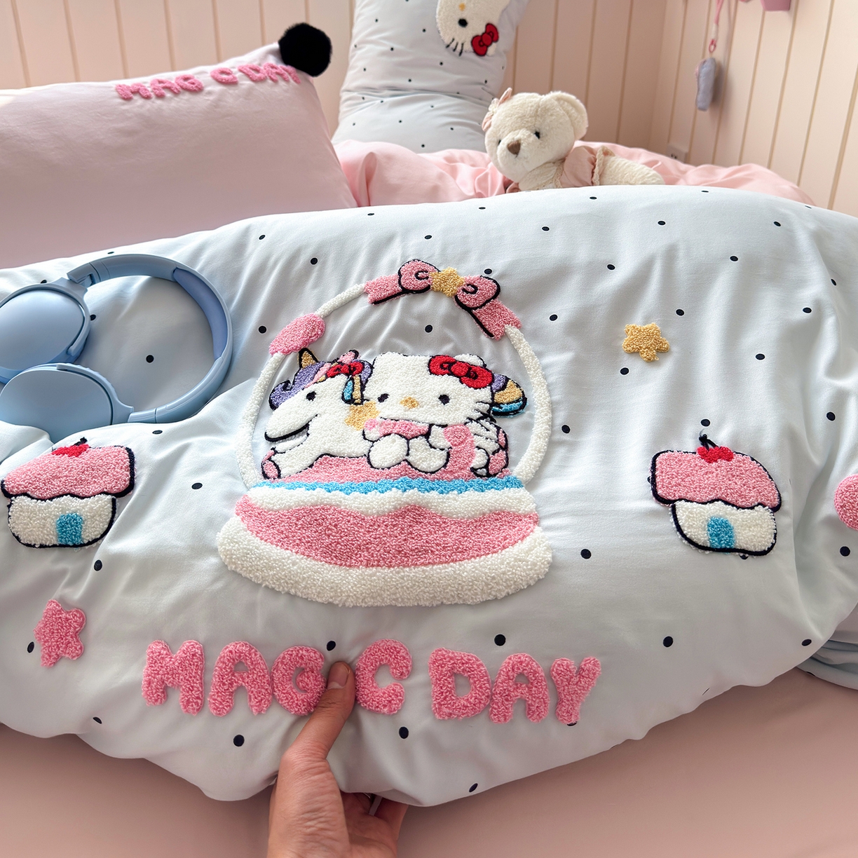 91家纺网 家纺一手货源 找家纺 优选良品 2026新款小红书热款毛球混搭风毛巾绣床上用品四件套韩版学生三件套 幸运加马-紫粉