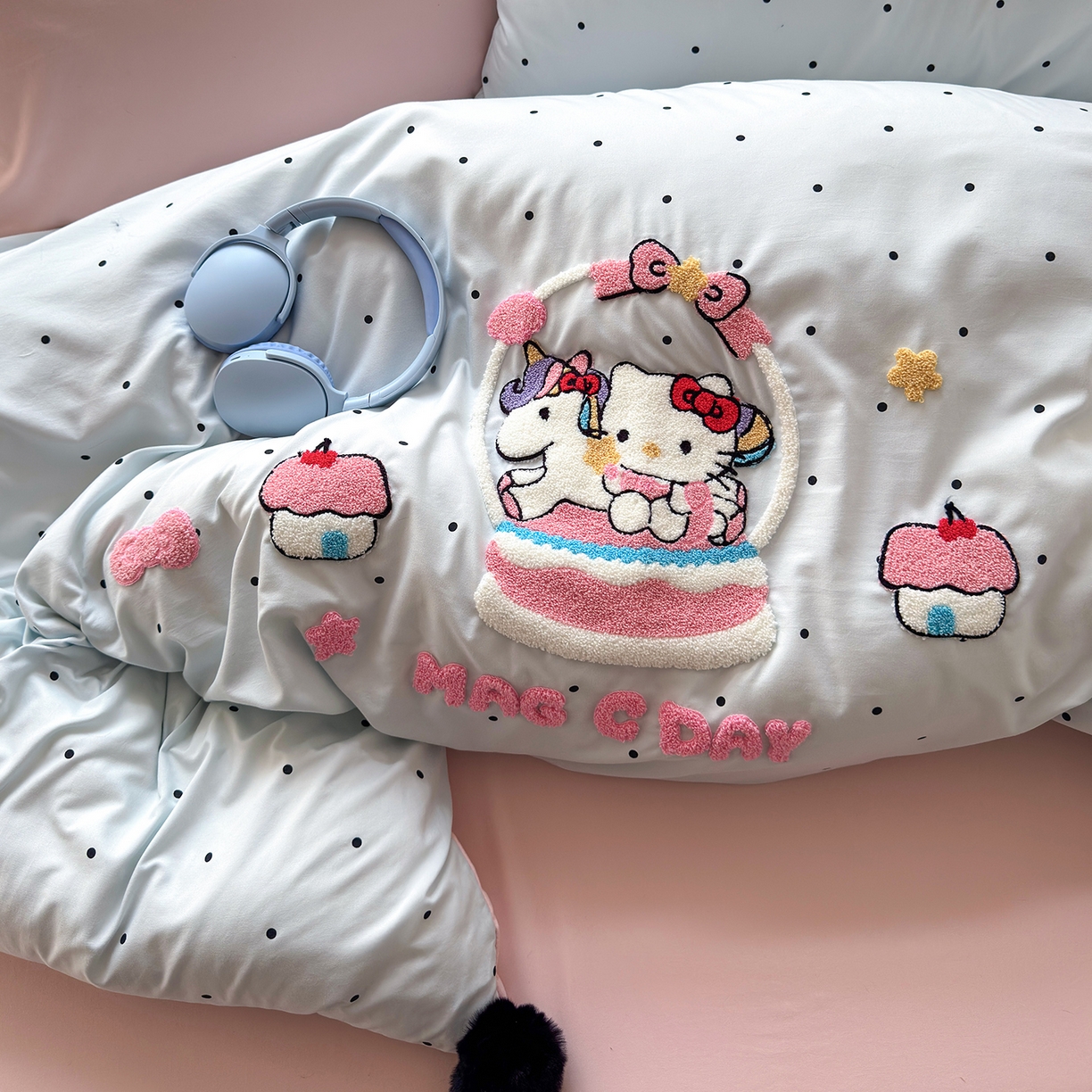 91家纺网 家纺一手货源 找家纺 优选良品 2026新款小红书热款毛球混搭风毛巾绣床上用品四件套韩版学生三件套 幸运加马-紫粉