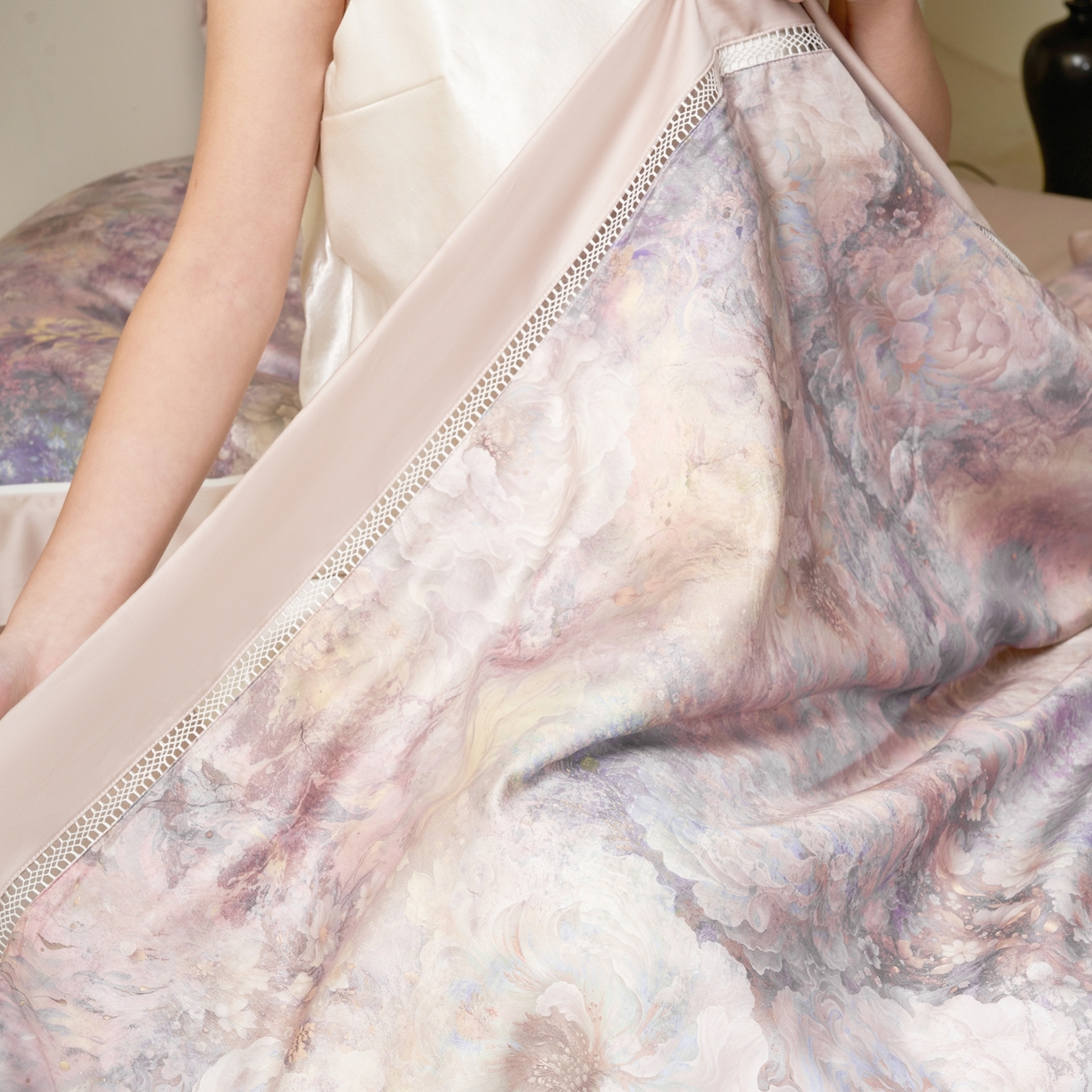 91家纺网 家纺一手货源 找家纺 娇逸家居 2026新款60s天丝数码印花夏被夏凉被空调被四件套 云渺