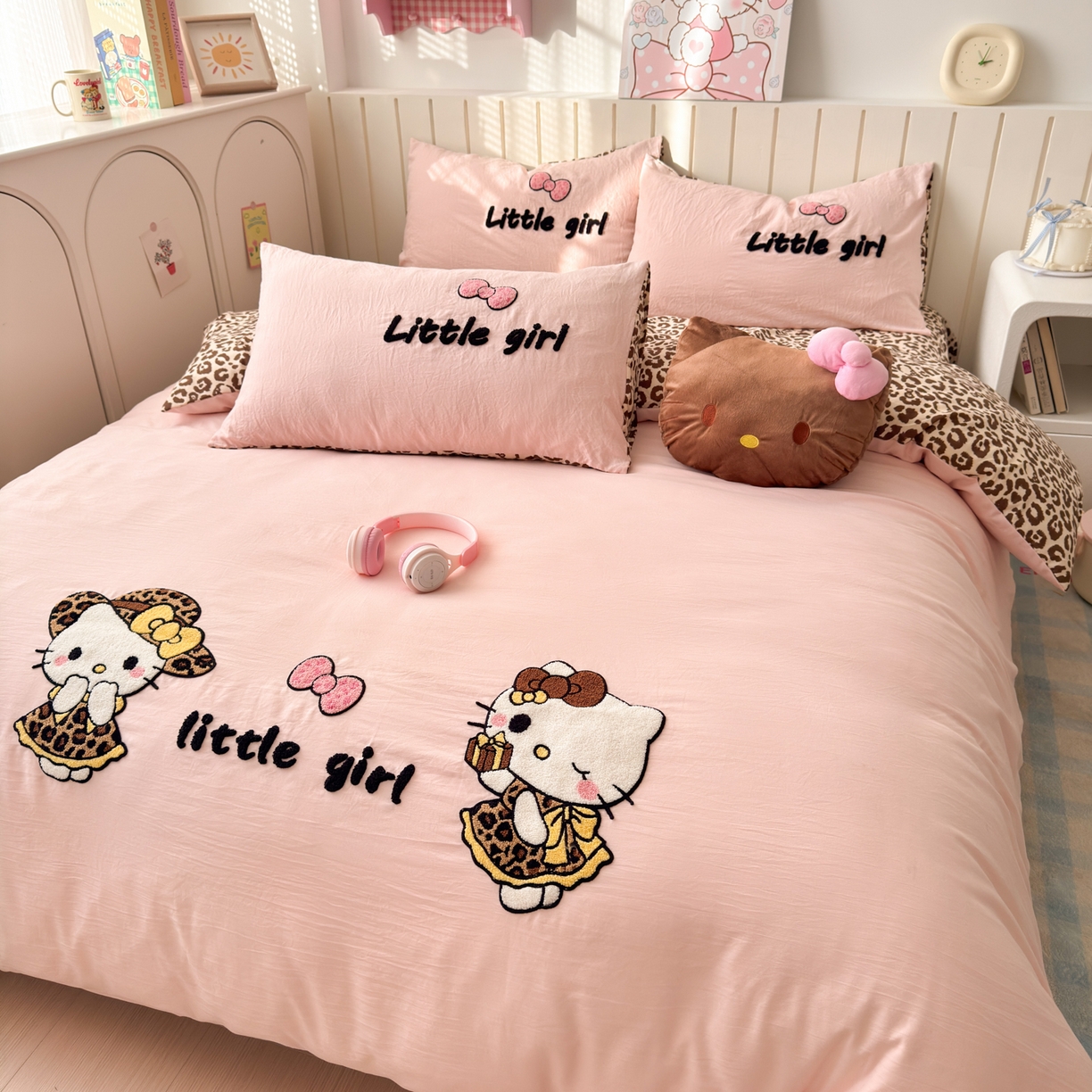 91家纺网 家纺一手货源 找家纺 欣宜家纺 2026新款云朵棉毛巾绣床上四件套卡通被套床单学生宿舍三件套 豹纹猫-粉