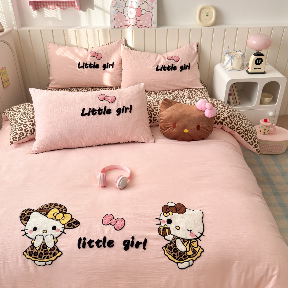 91家纺网 家纺一手货源 找家纺 欣宜家纺 2026新款云朵棉毛巾绣床上四件套卡通被套床单学生宿舍三件套 豹纹猫-粉