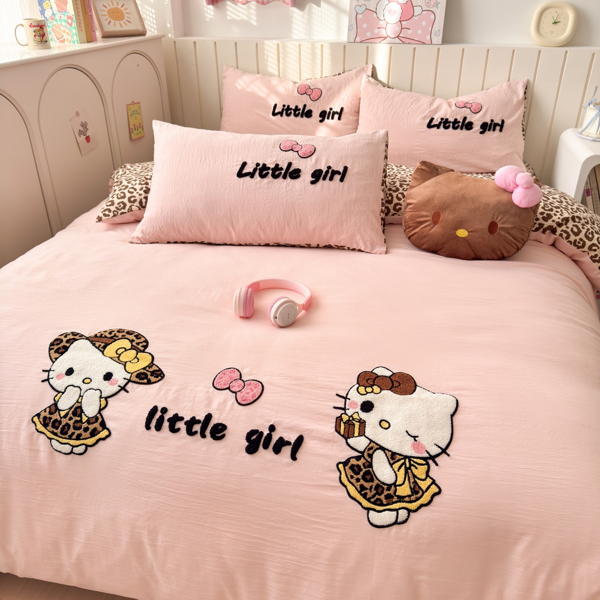 91家纺网 家纺一手货源 找家纺 欣宜家纺 2026新款云朵棉毛巾绣床上四件套卡通被套床单学生宿舍三件套 豹纹猫-粉