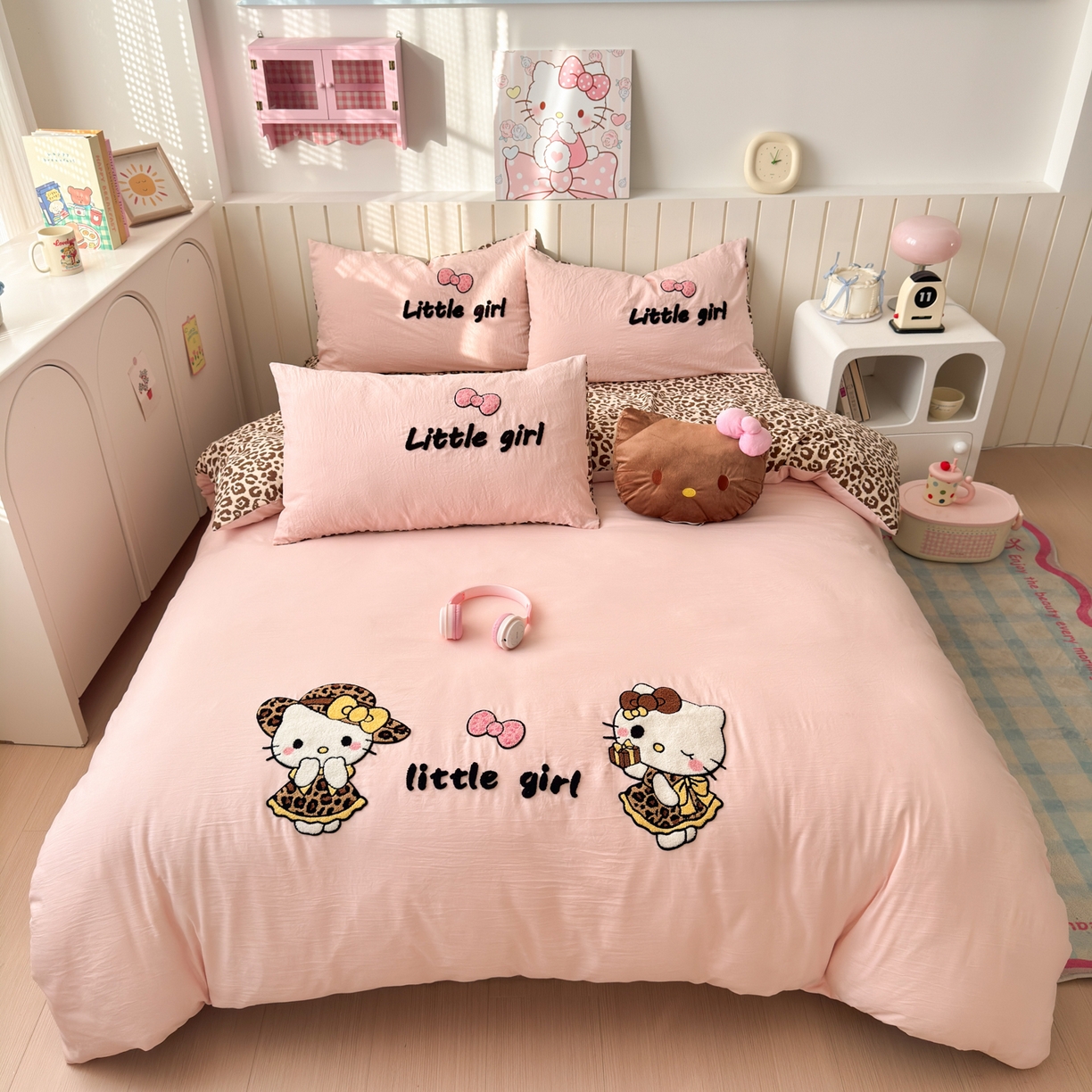 欣宜家纺 2026新款云朵棉毛巾绣床上四件套卡通被套床单学生宿舍三件套 豹纹猫-粉