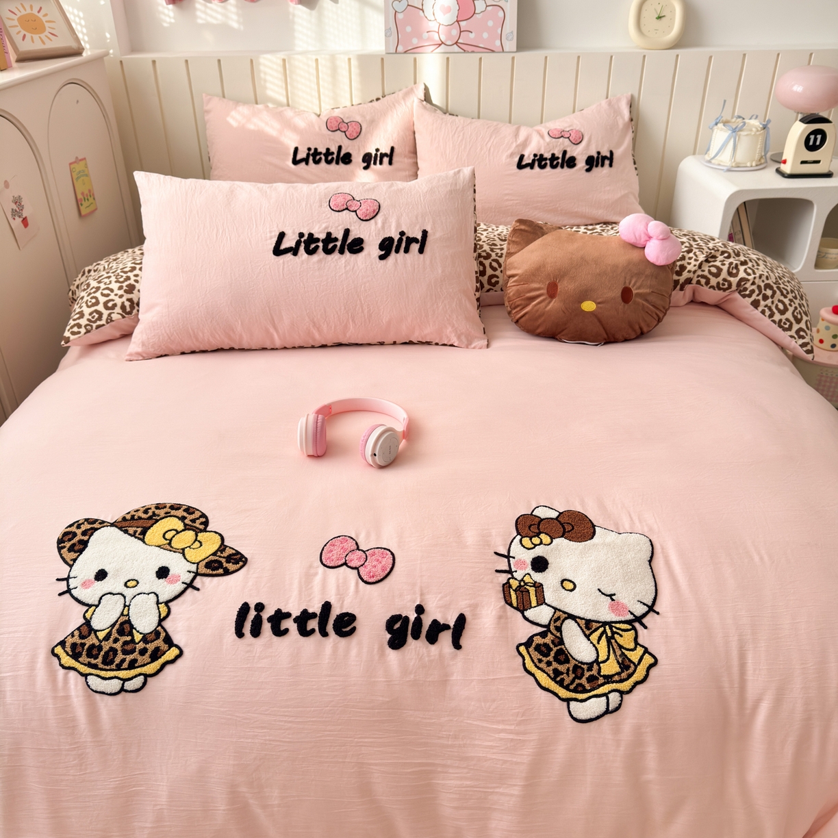 91家纺网 家纺一手货源 找家纺 欣宜家纺 2026新款云朵棉毛巾绣床上四件套卡通被套床单学生宿舍三件套 豹纹猫-粉