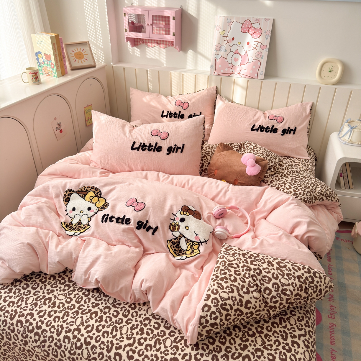 91家纺网 家纺一手货源 找家纺 欣宜家纺 2026新款云朵棉毛巾绣床上四件套卡通被套床单学生宿舍三件套 豹纹猫-粉