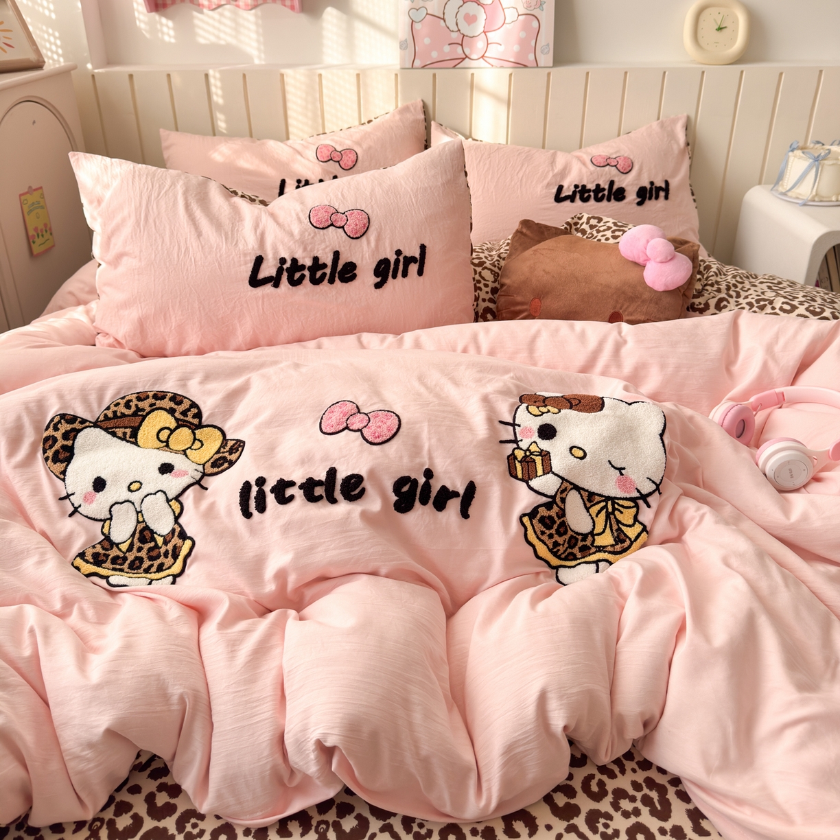 91家纺网 家纺一手货源 找家纺 欣宜家纺 2026新款云朵棉毛巾绣床上四件套卡通被套床单学生宿舍三件套 豹纹猫-粉