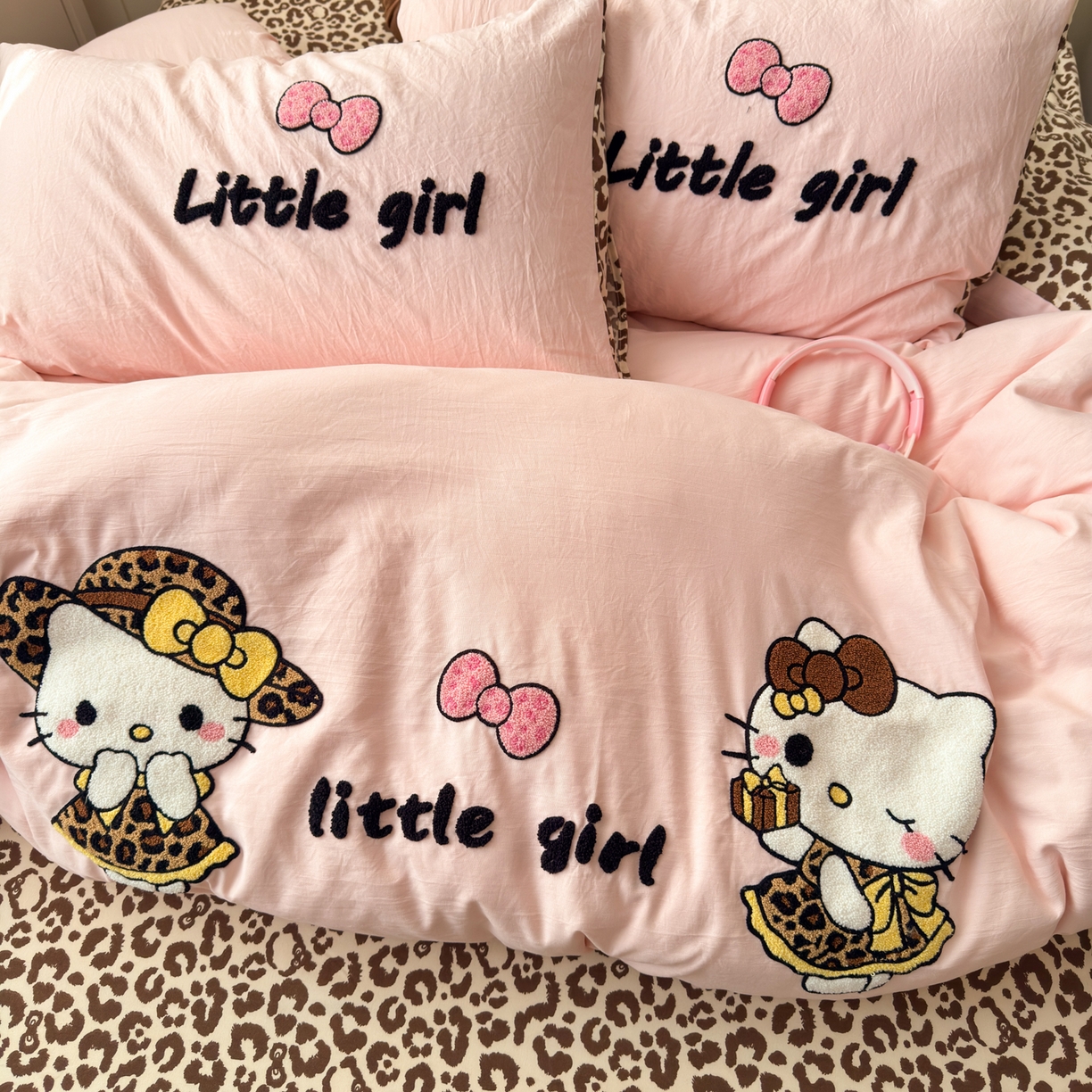 91家纺网 家纺一手货源 找家纺 欣宜家纺 2026新款云朵棉毛巾绣床上四件套卡通被套床单学生宿舍三件套 豹纹猫-粉