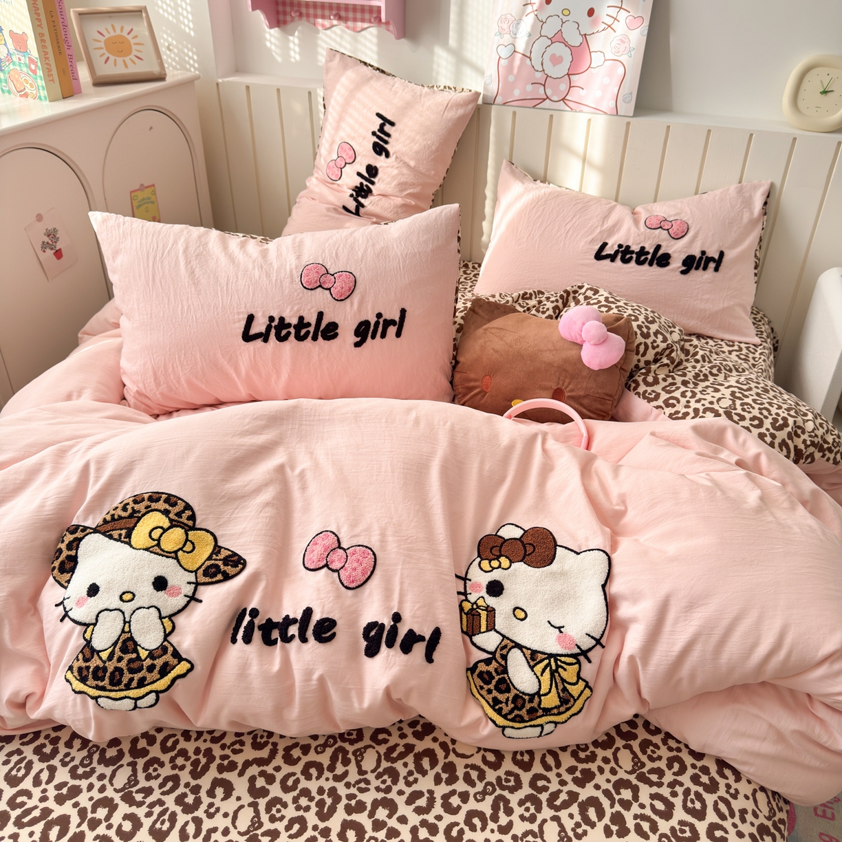 91家纺网 家纺一手货源 找家纺 欣宜家纺 2026新款云朵棉毛巾绣床上四件套卡通被套床单学生宿舍三件套 豹纹猫-粉