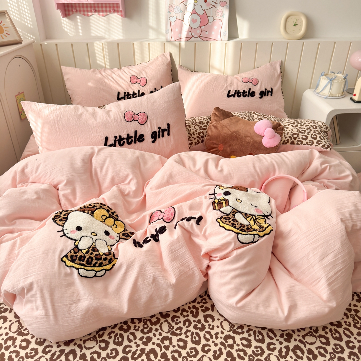 91家纺网 家纺一手货源 找家纺 欣宜家纺 2026新款云朵棉毛巾绣床上四件套卡通被套床单学生宿舍三件套 豹纹猫-粉