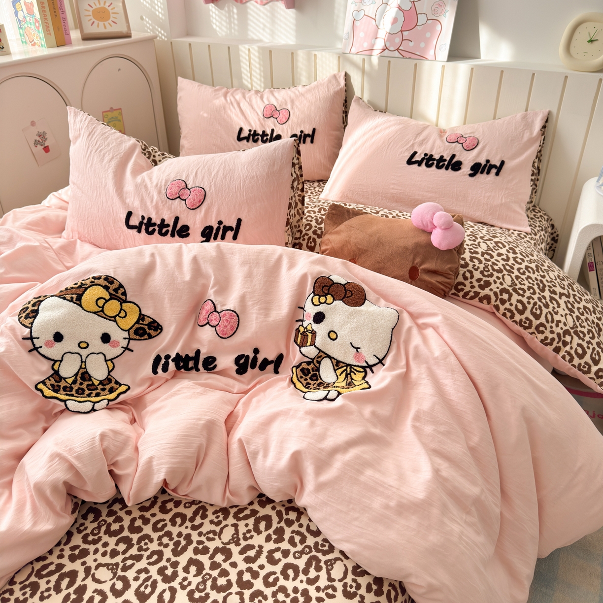 91家纺网 家纺一手货源 找家纺 欣宜家纺 2026新款云朵棉毛巾绣床上四件套卡通被套床单学生宿舍三件套 豹纹猫-粉