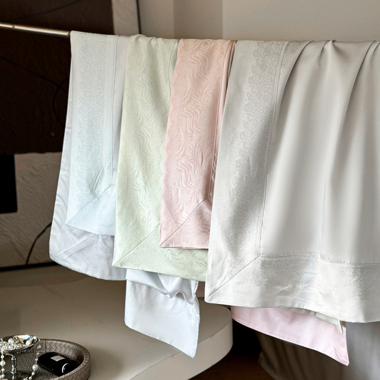 娇逸家居 2026新款60天丝素色金丝提花拼边款夏被夏凉被空调被四件套-芙莉 组合图仅做展示不可下单