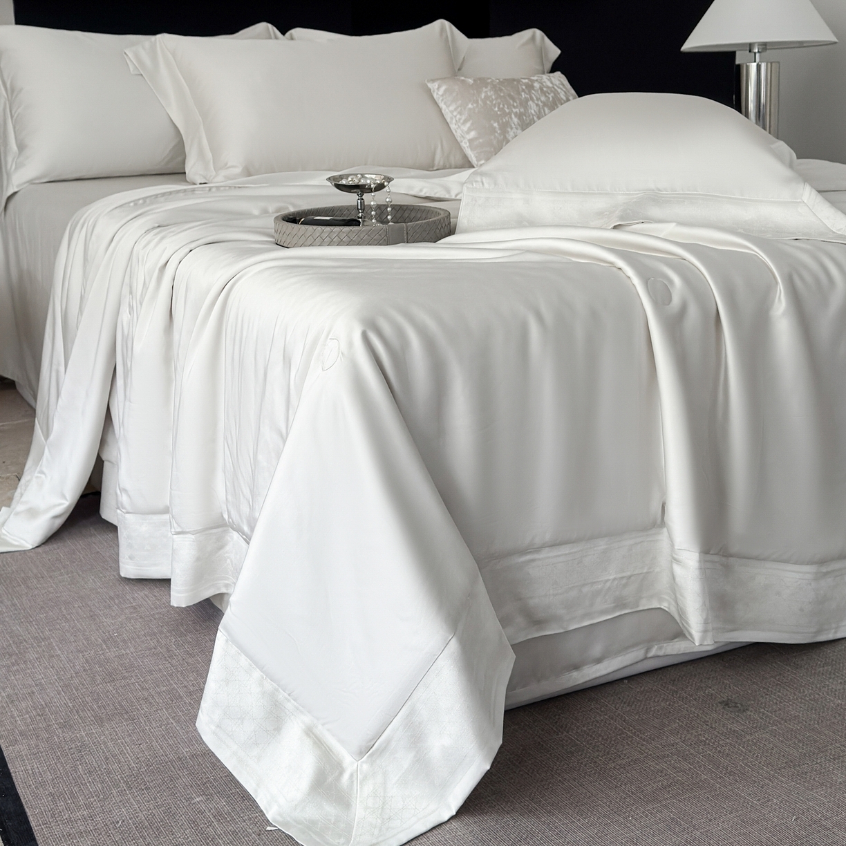 91家纺网 家纺一手货源 找家纺 娇逸家居 2026新款60天丝素色金丝提花拼边款夏被夏凉被空调被四件套-芙莉 奶酪