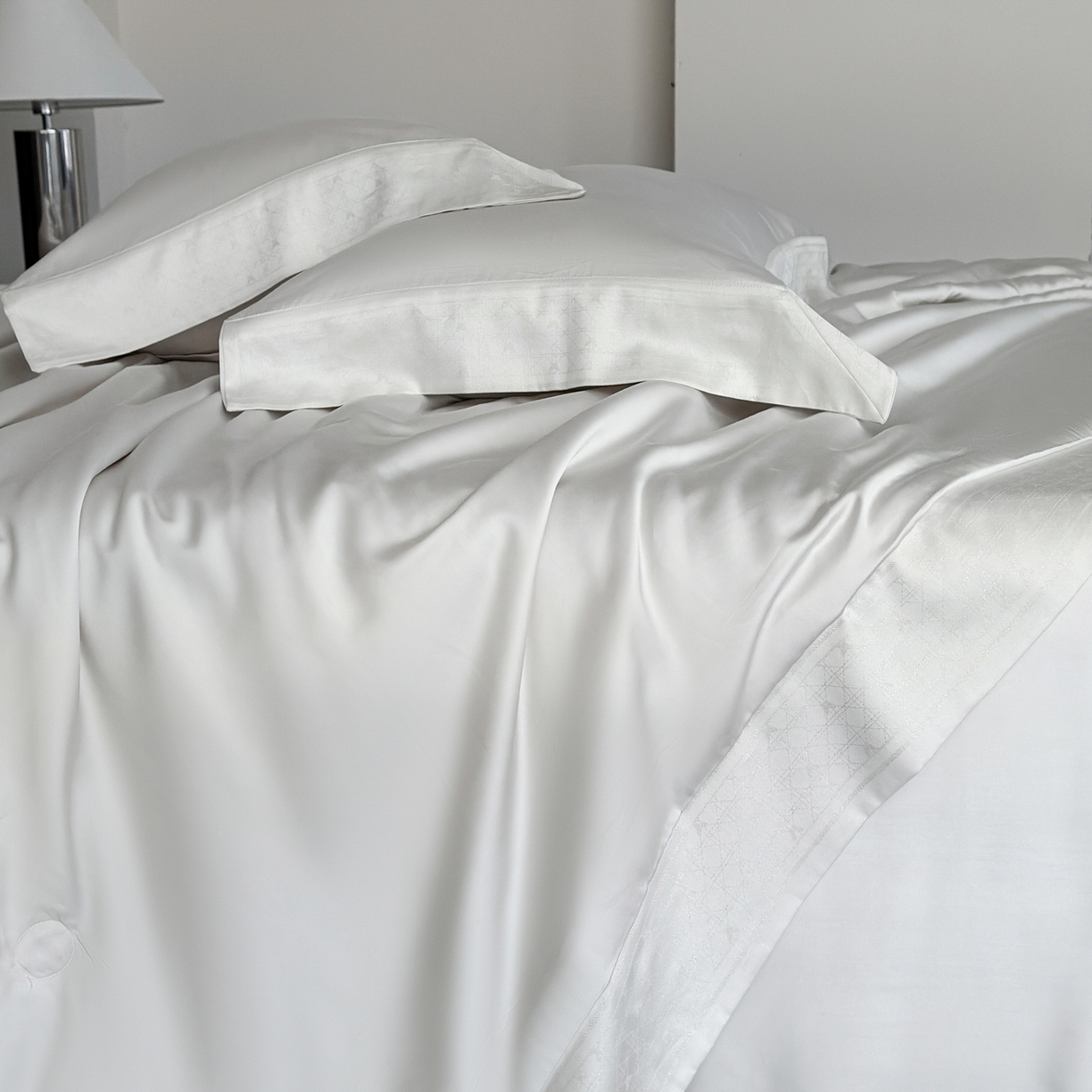 91家纺网 家纺一手货源 找家纺 娇逸家居 2026新款60天丝素色金丝提花拼边款夏被夏凉被空调被四件套-芙莉 奶酪