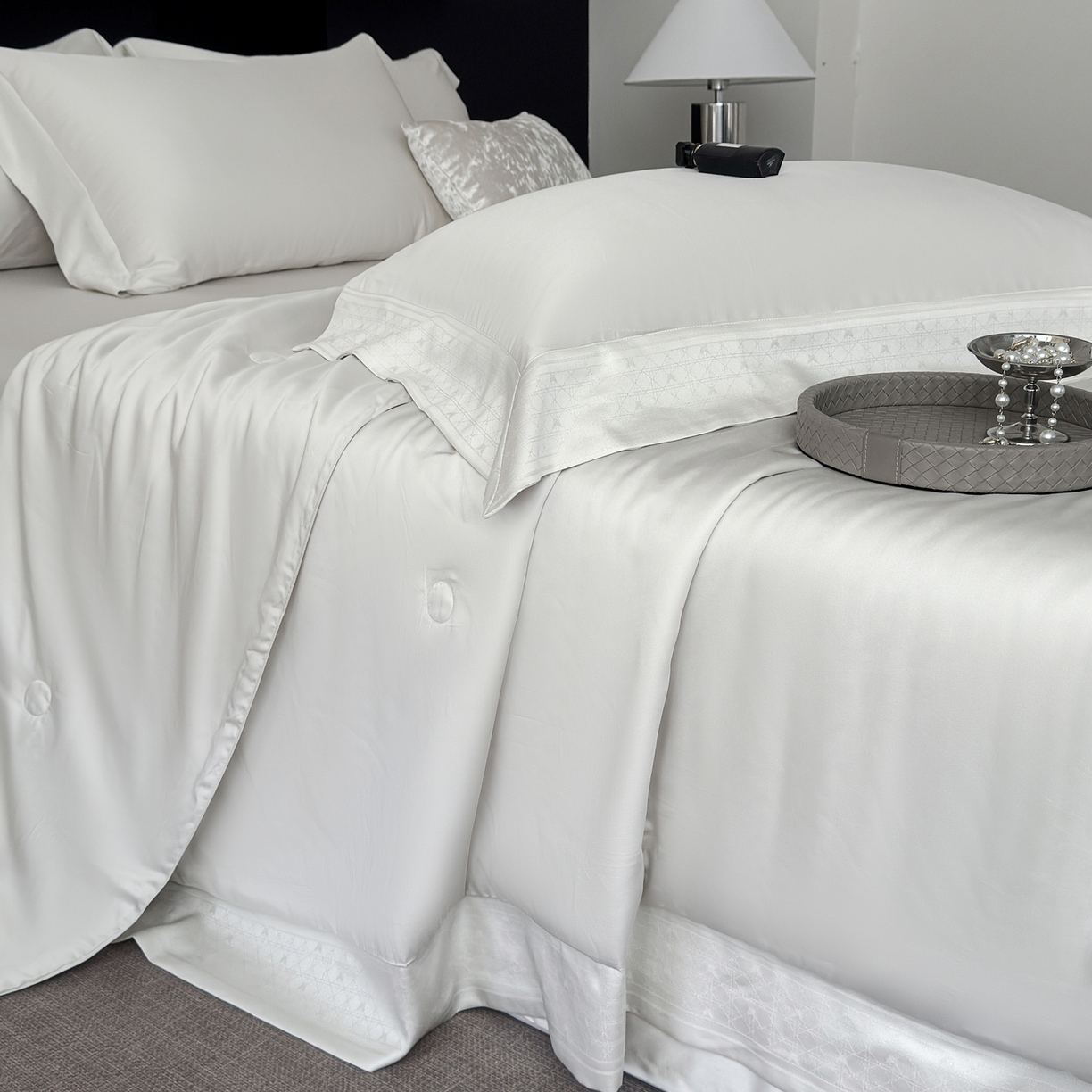 91家纺网 家纺一手货源 找家纺 娇逸家居 2026新款60天丝素色金丝提花拼边款夏被夏凉被空调被四件套-芙莉 奶酪