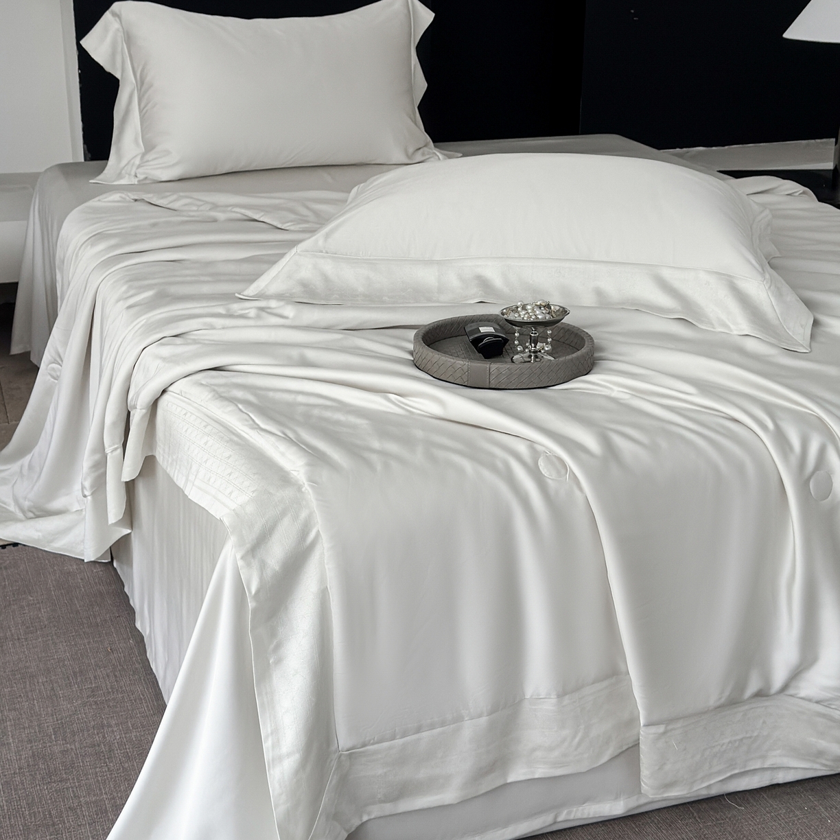 91家纺网 家纺一手货源 找家纺 娇逸家居 2026新款60天丝素色金丝提花拼边款夏被夏凉被空调被四件套-芙莉 奶酪