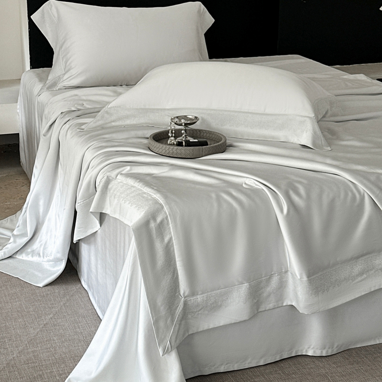 91家纺网 家纺一手货源 找家纺 娇逸家居 2026新款60天丝素色金丝提花拼边款夏被夏凉被空调被四件套-芙莉 素灰