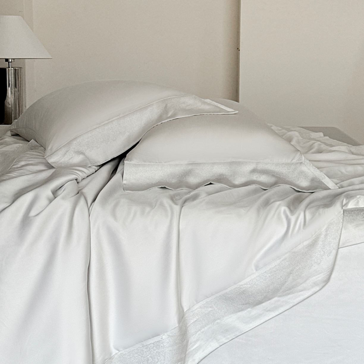 91家纺网 家纺一手货源 找家纺 娇逸家居 2026新款60天丝素色金丝提花拼边款夏被夏凉被空调被四件套-芙莉 素灰