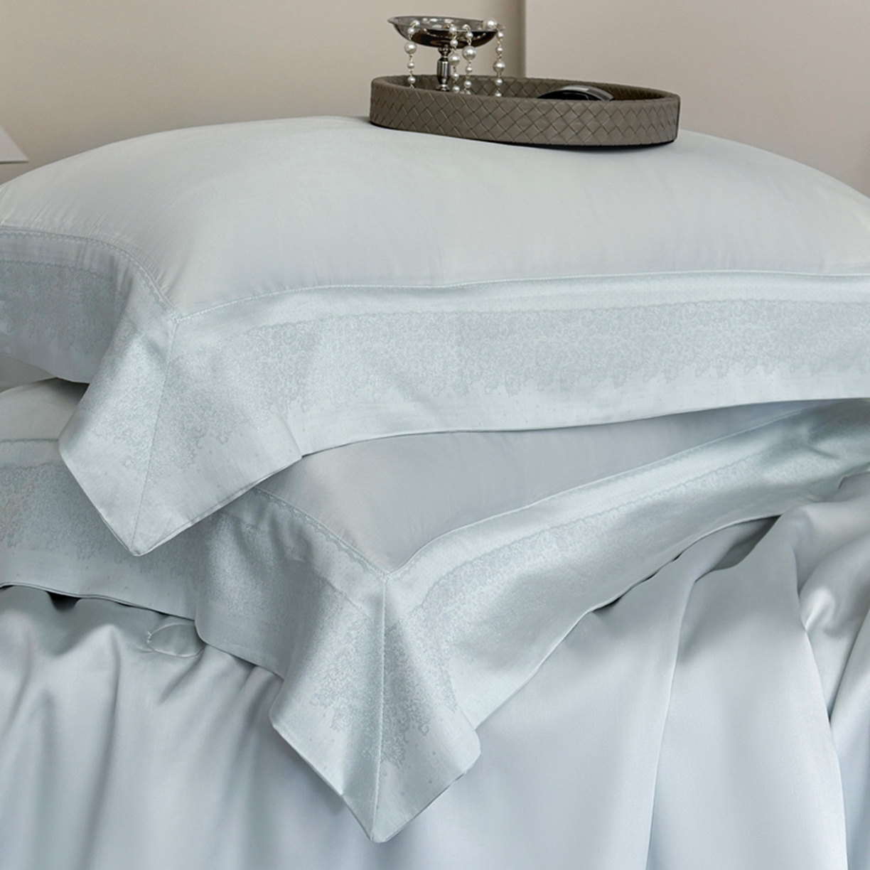 91家纺网 家纺一手货源 找家纺 娇逸家居 2026新款60天丝素色金丝提花拼边款夏被夏凉被空调被四件套-芙莉 汐蓝