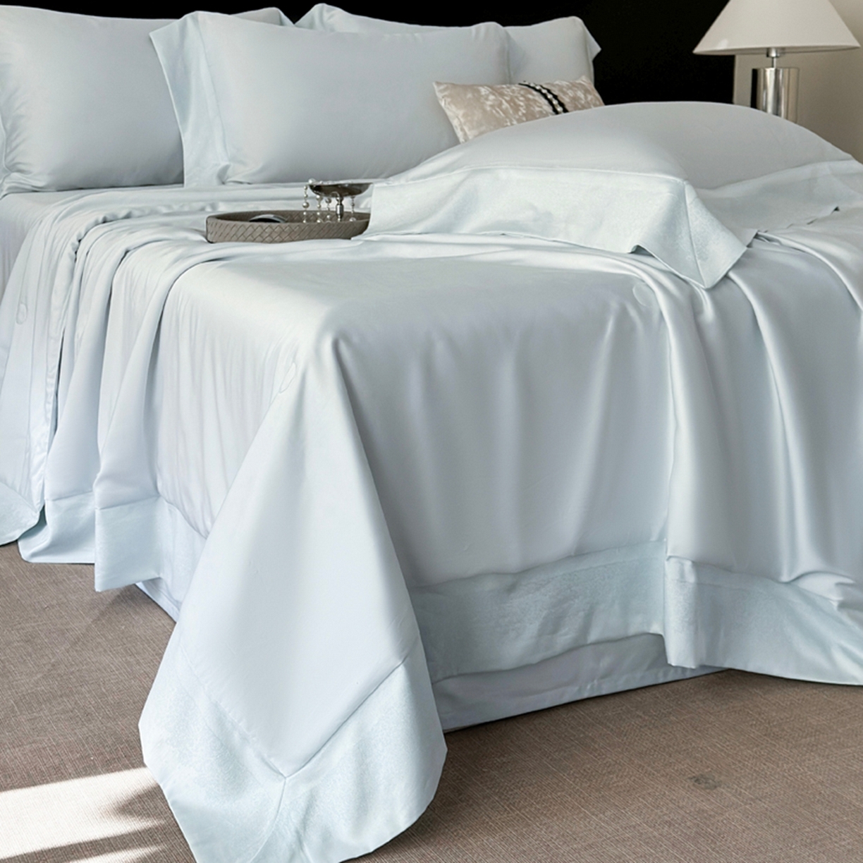 91家纺网 家纺一手货源 找家纺 娇逸家居 2026新款60天丝素色金丝提花拼边款夏被夏凉被空调被四件套-芙莉 汐蓝